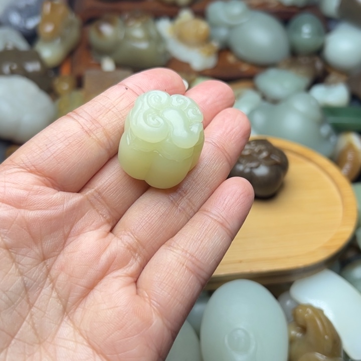 颈饰未镶嵌和田玉?*