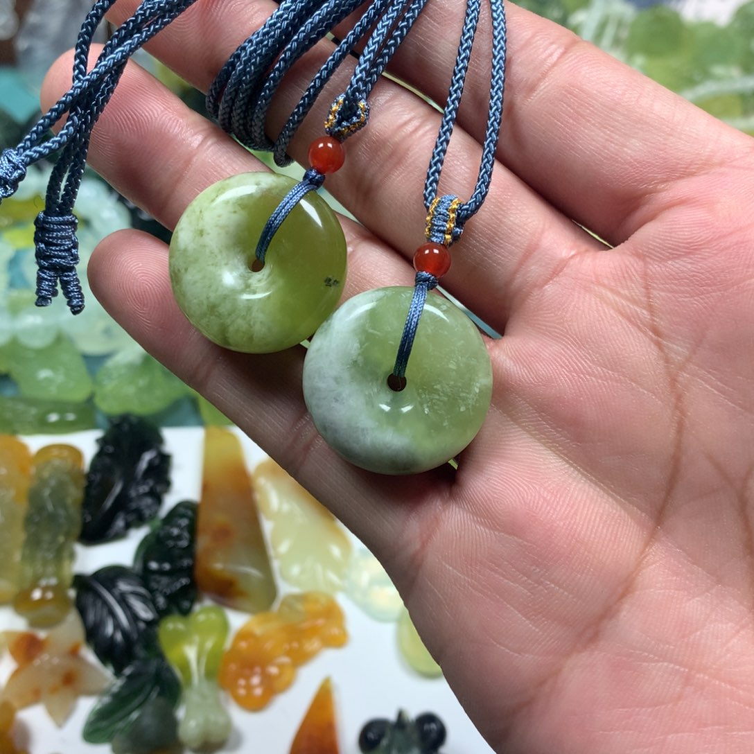 岫玉颈饰未镶嵌一对平安扣