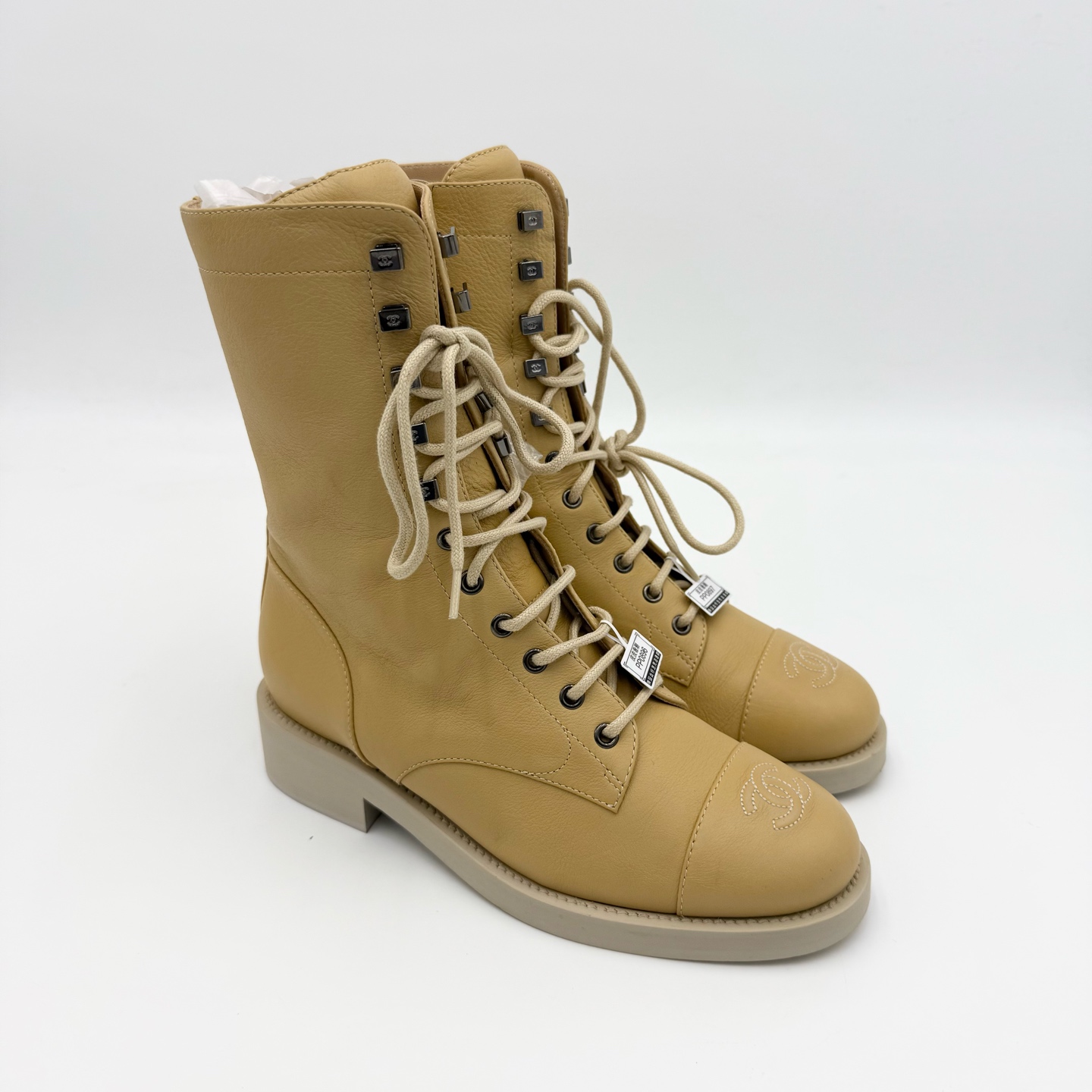 99新 Chanel/香奈儿 香奈儿38码/卡其色双c马丁靴/99新/pp0896