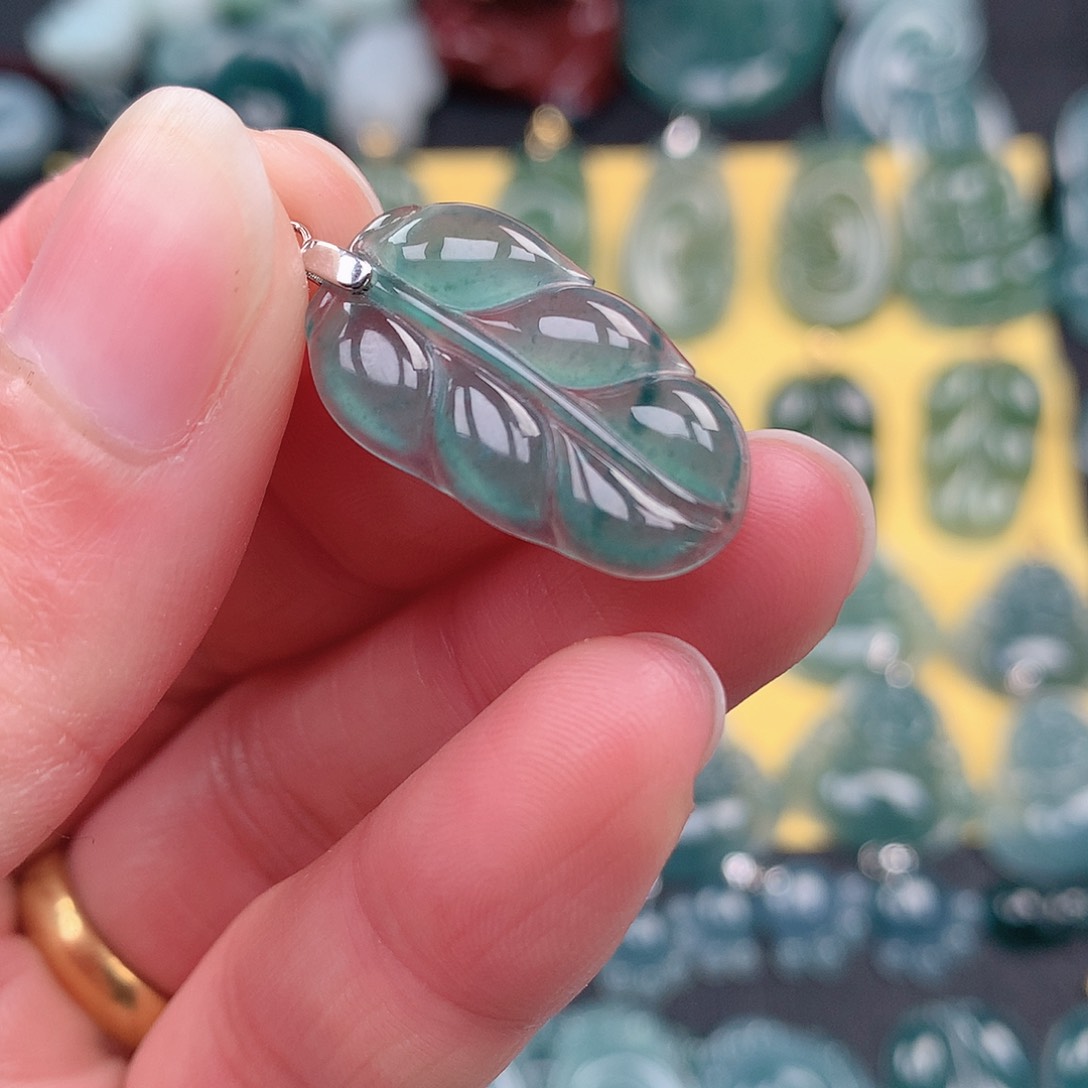 翡翠吊坠(赠链)未镶嵌吊坠