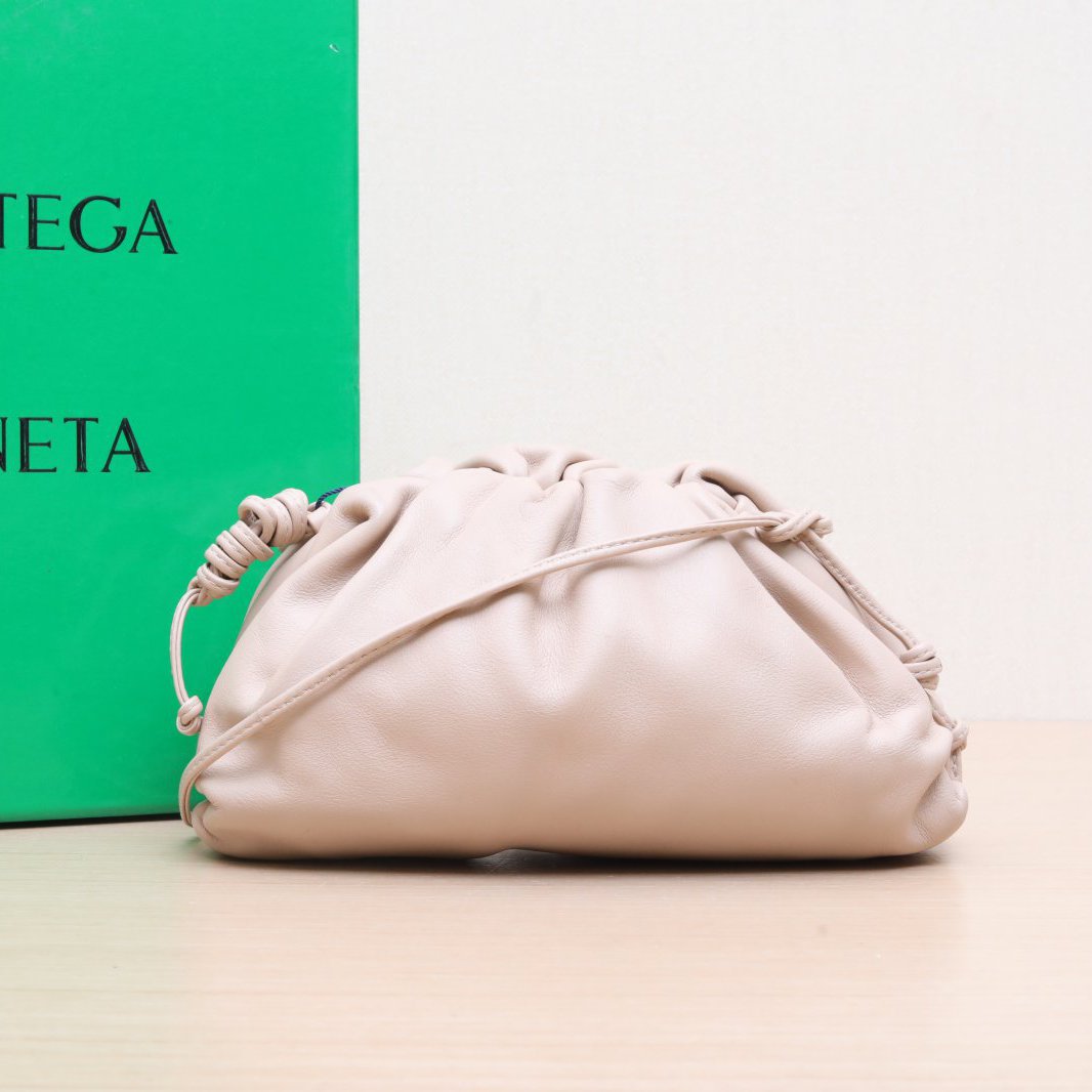 95新 BOTTEGA VENETA/葆蝶家 活动黑黑 云朵包 Mini 22 奶茶色 