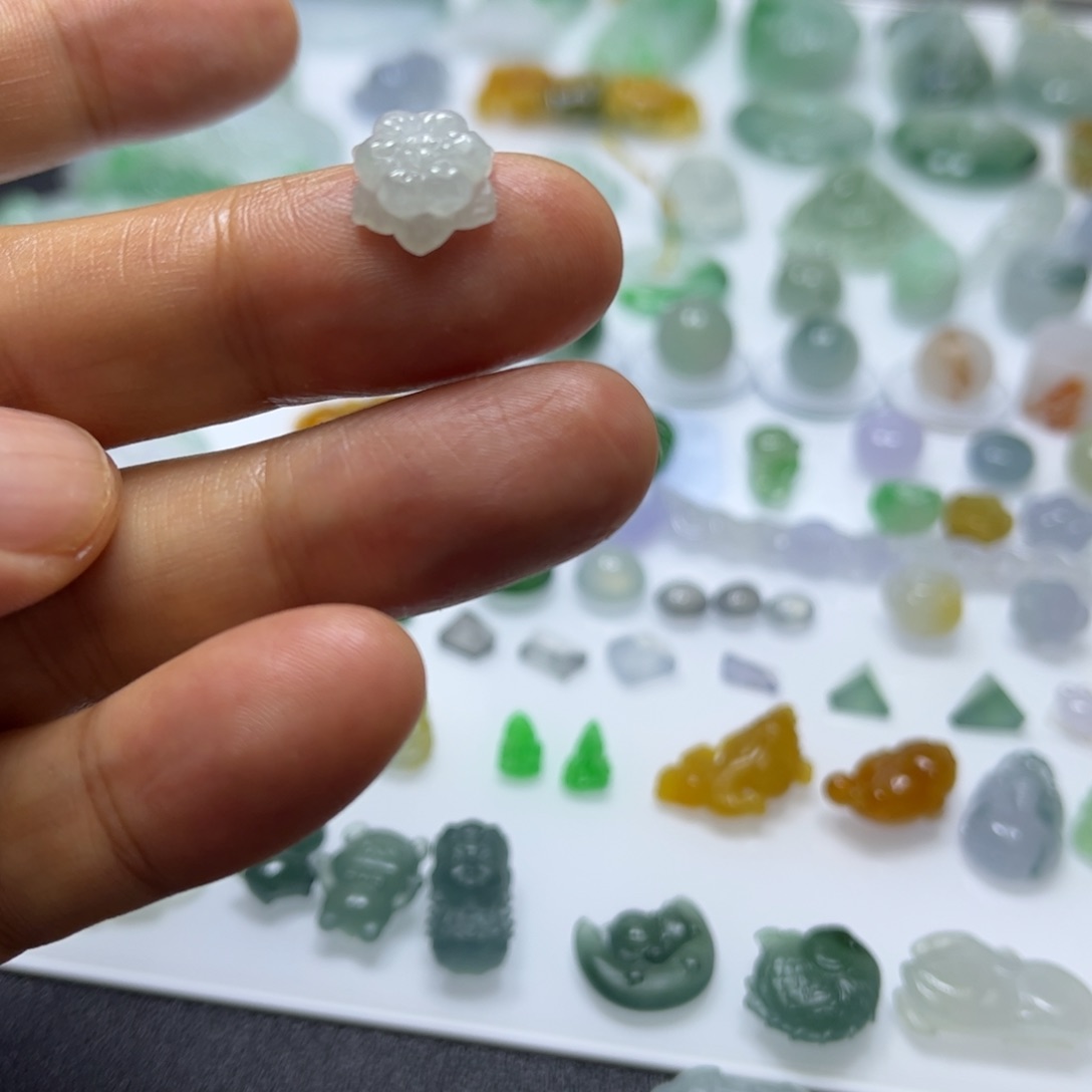 翡翠未镶嵌颈饰莲花