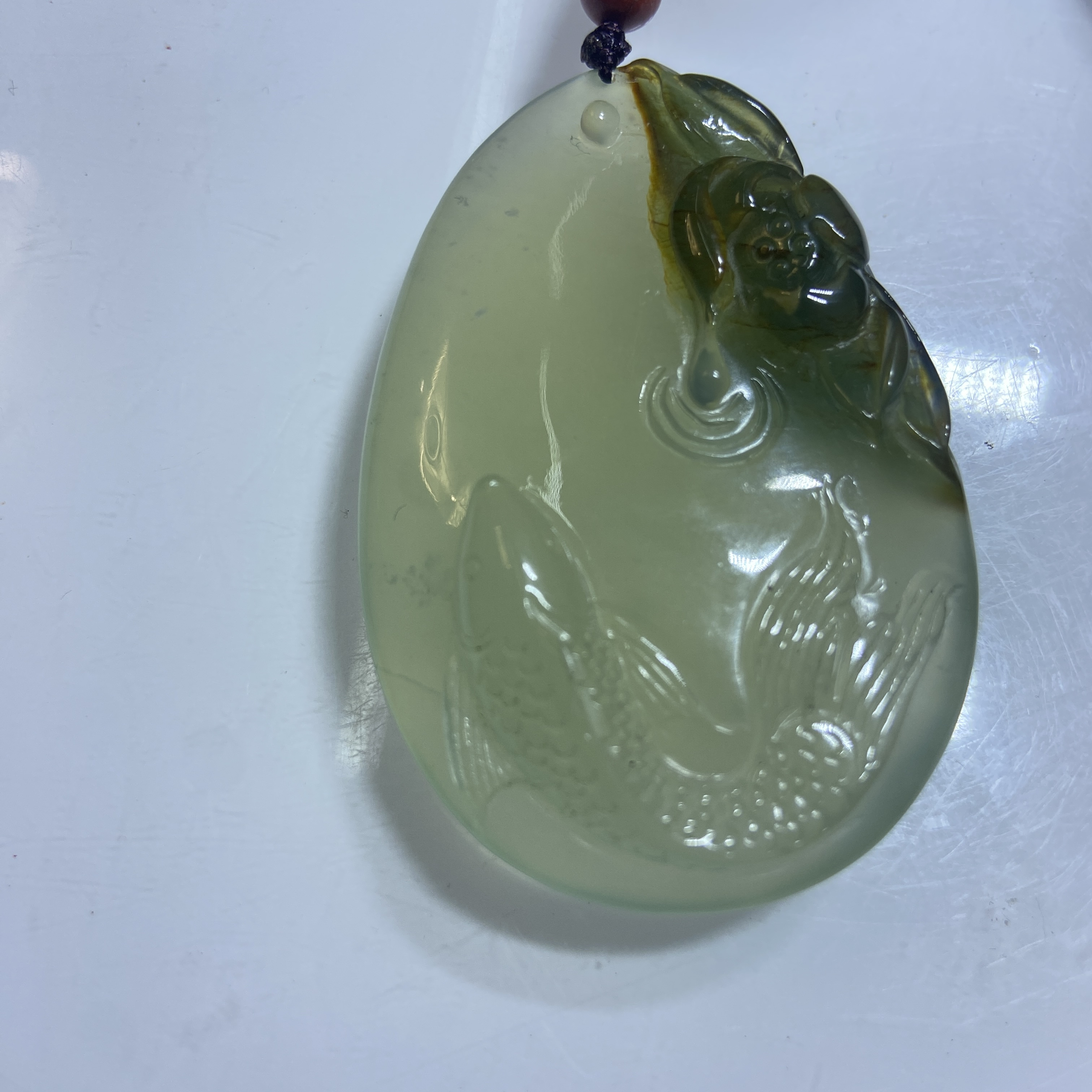 精品岫玉俏色巧雕花玉莲花鱼挂件甩有微瑕（内裂）