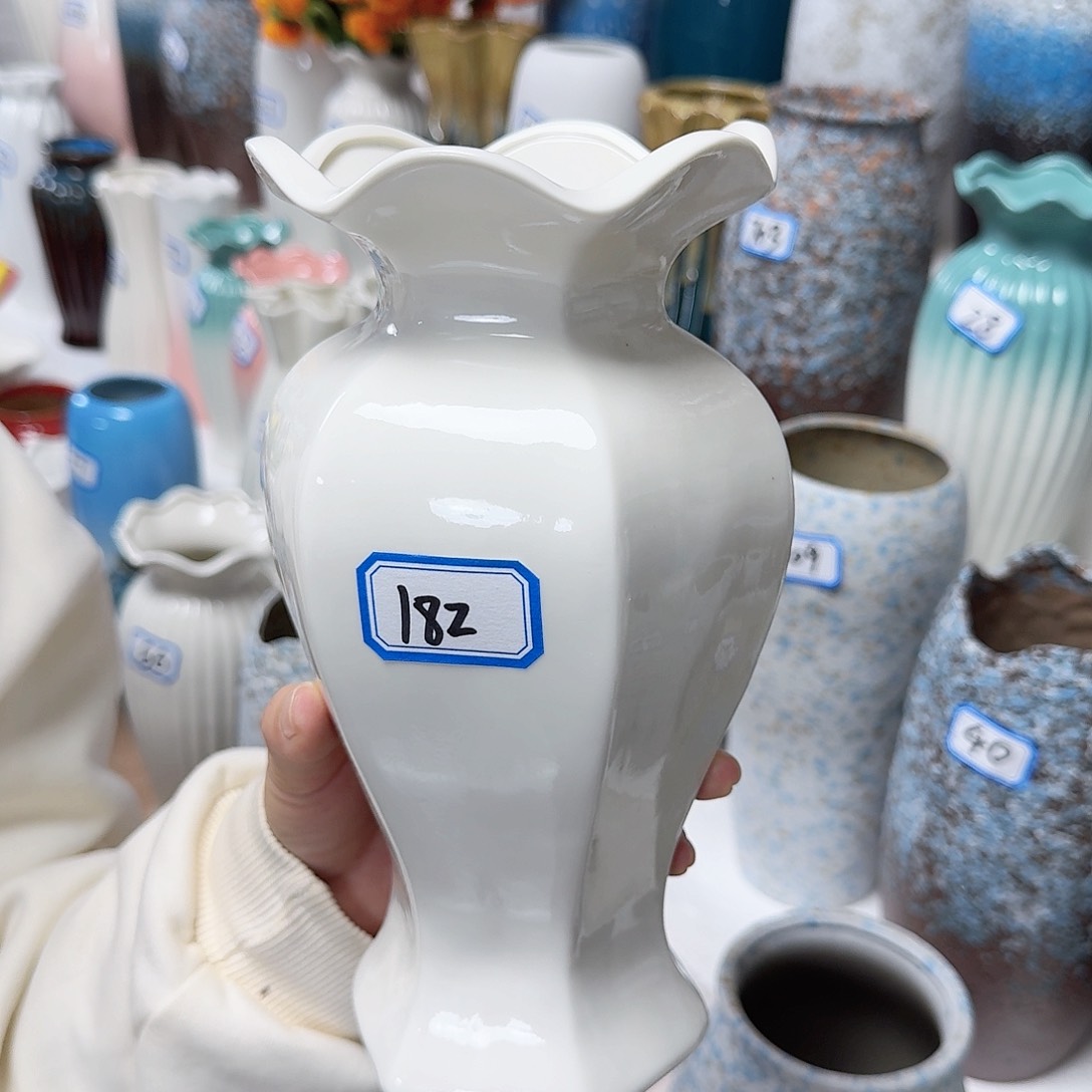 瓶182号白色陶瓷高22厘米一个