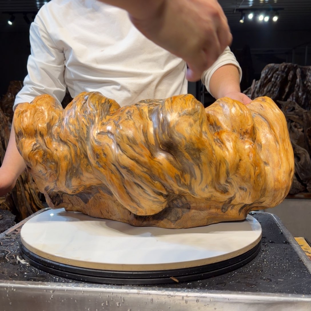 木***人木王一刀琥珀木摆件178