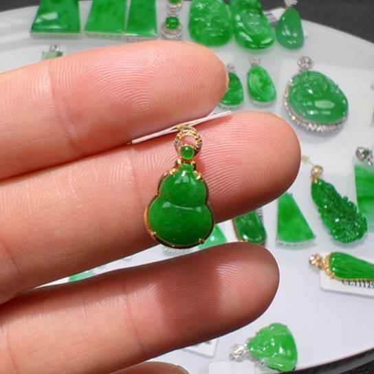 颈饰18K金镶嵌翡翠