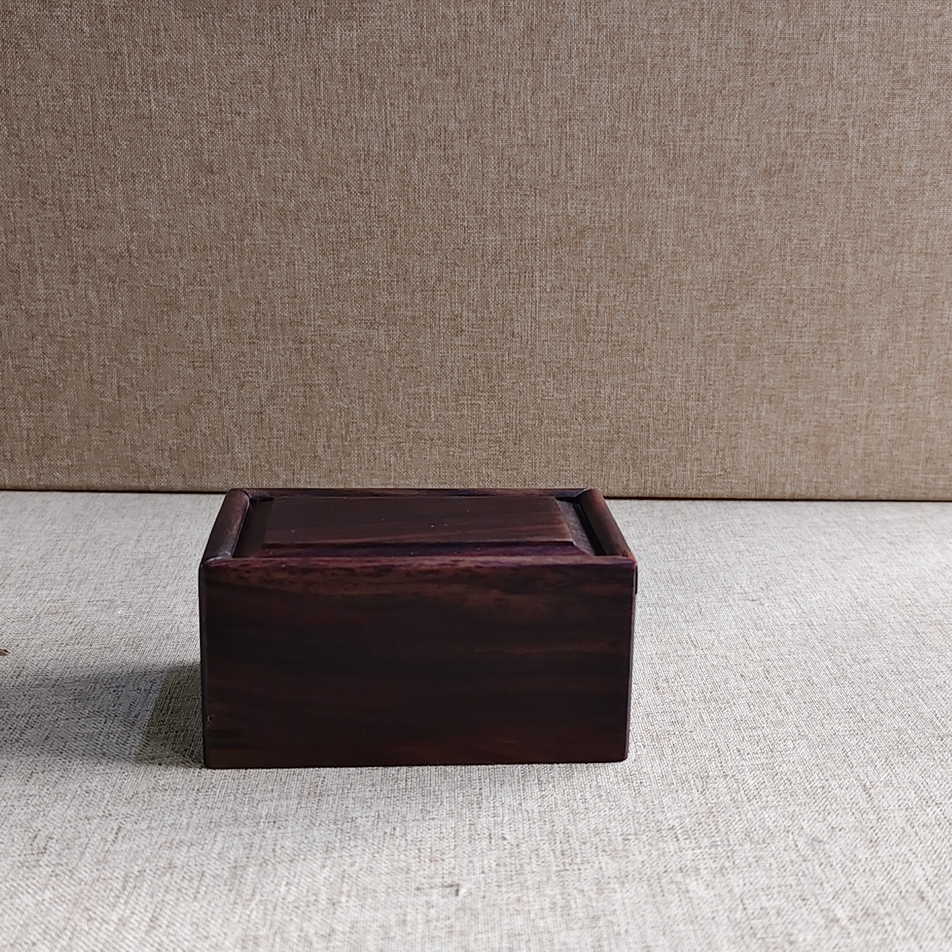 690 大红酸枝长方9*6*4.5带内衬饰品盒