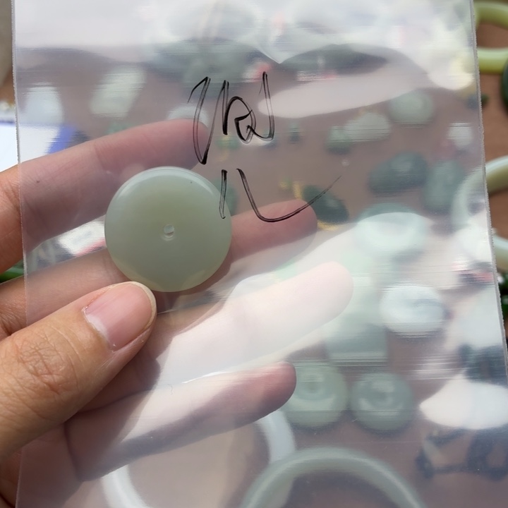 兜***兜和田玉未镶嵌颈饰