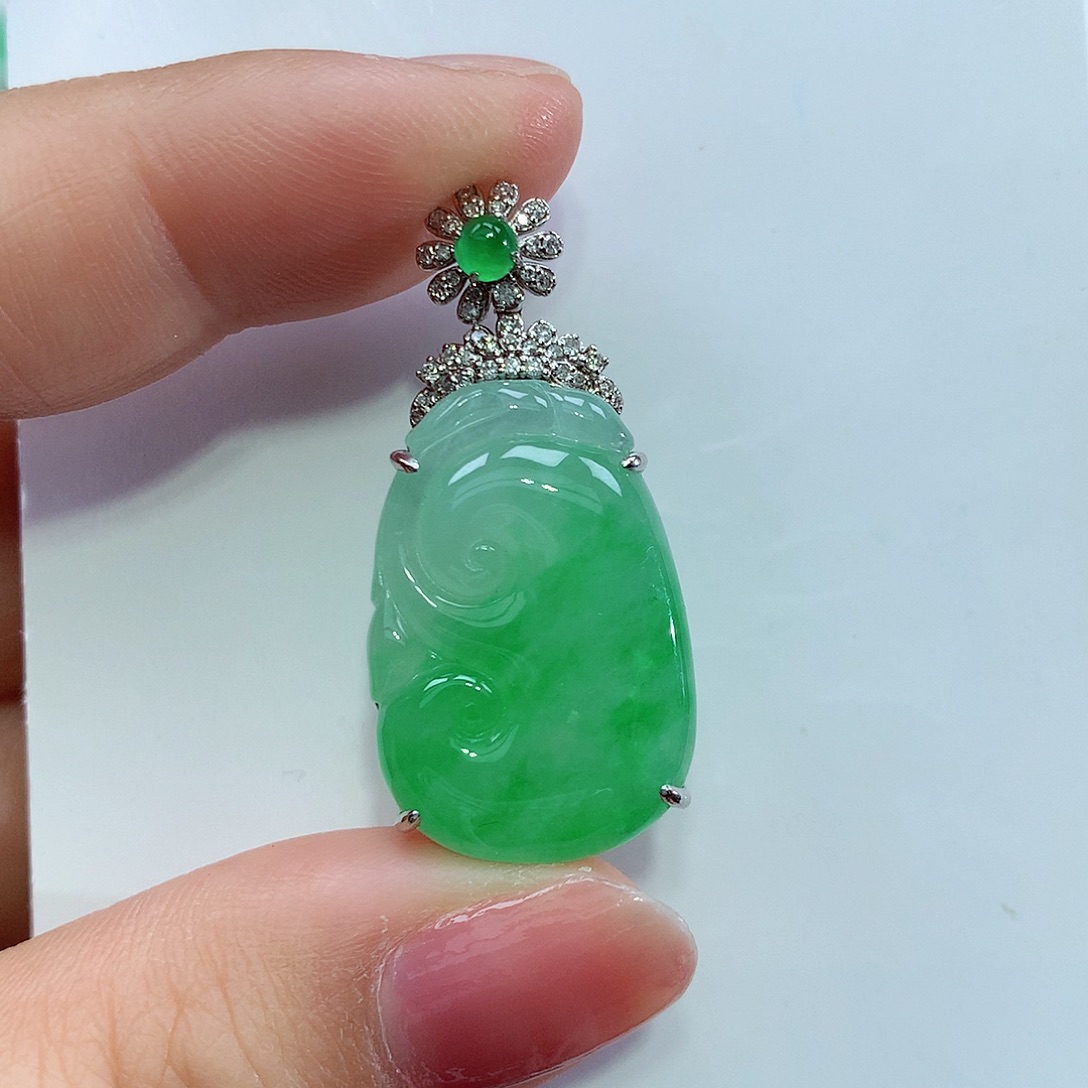 翡翠18K金镶嵌颈饰如意