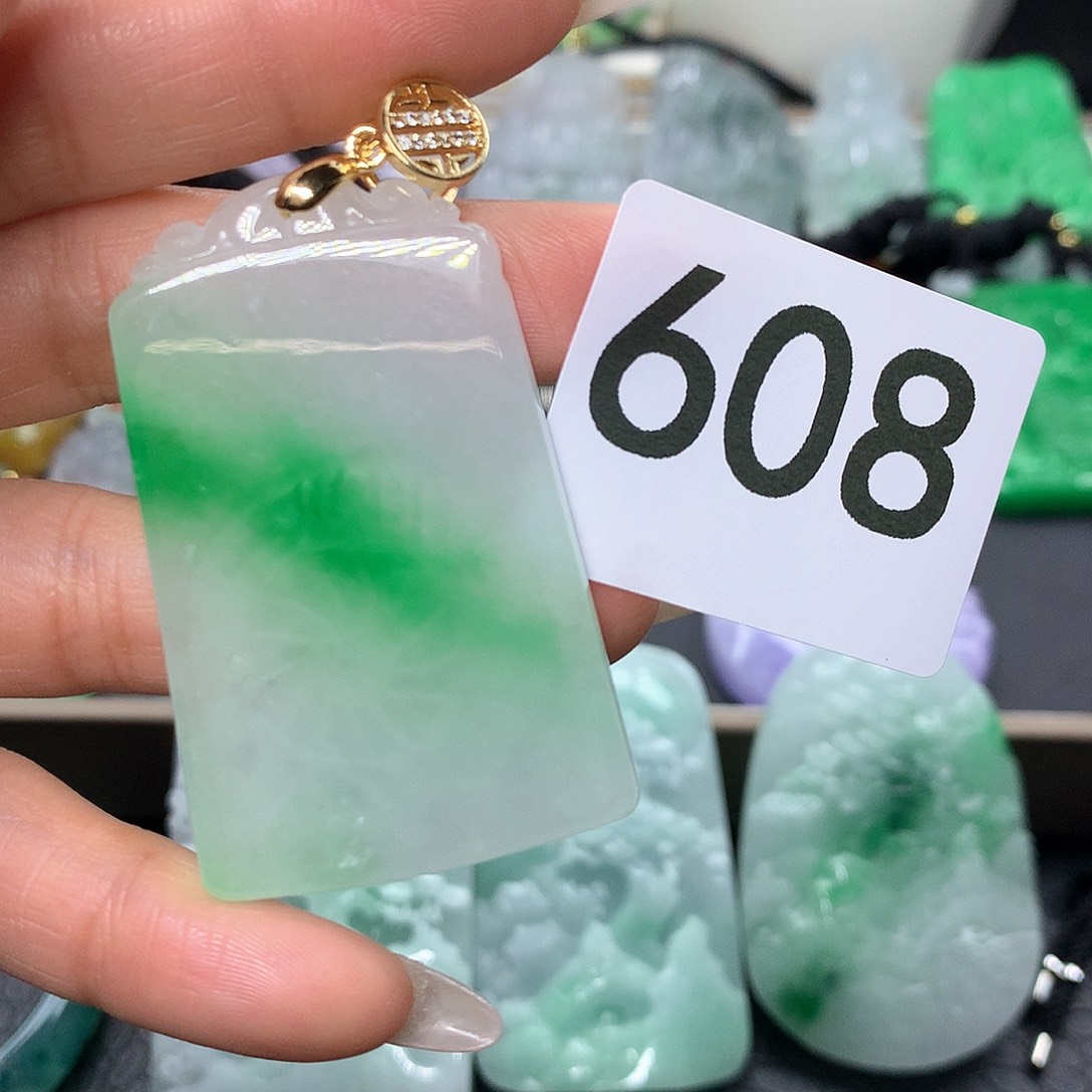 翡翠吊坠(赠链)未镶嵌