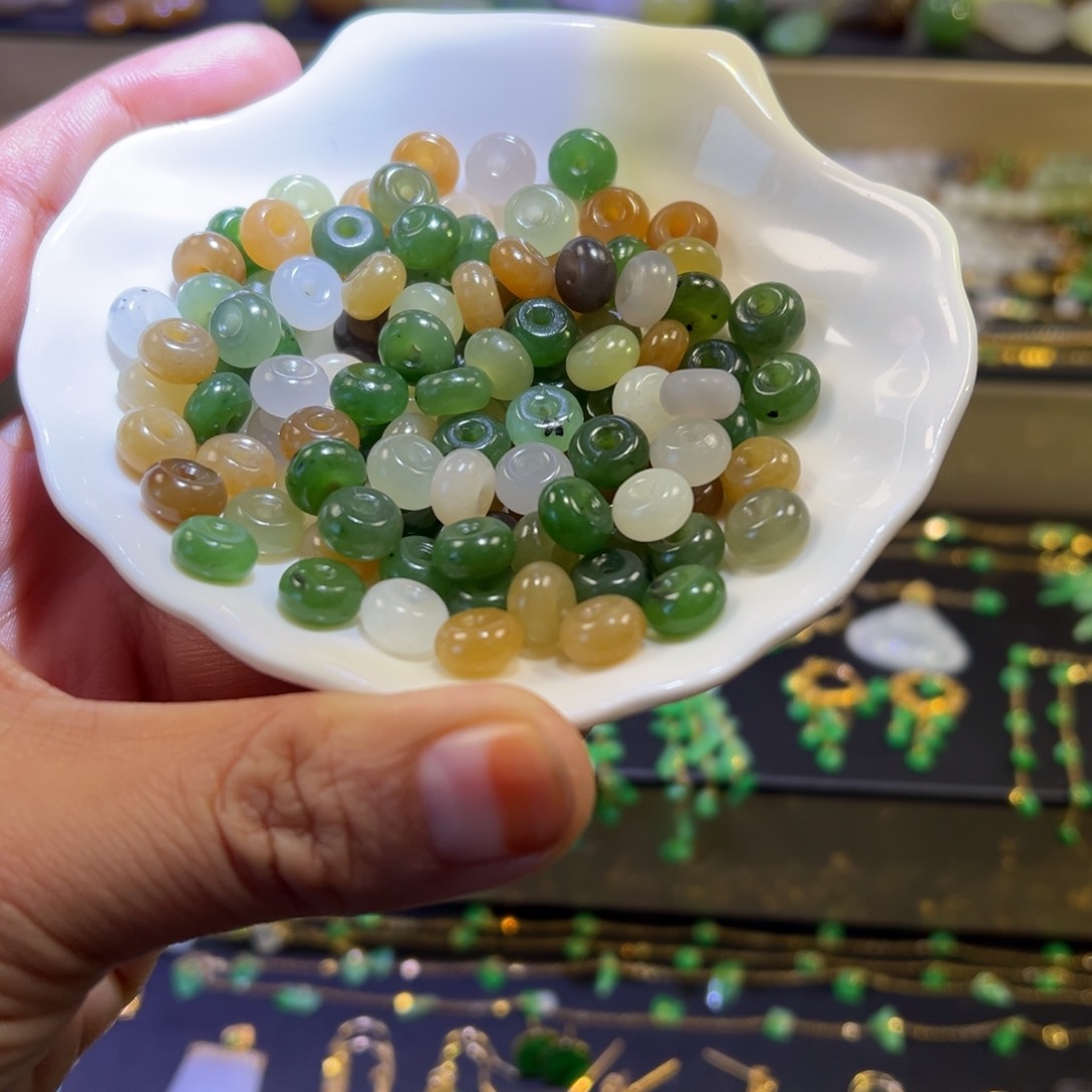 颈饰未镶嵌翡翠多样性发其中一