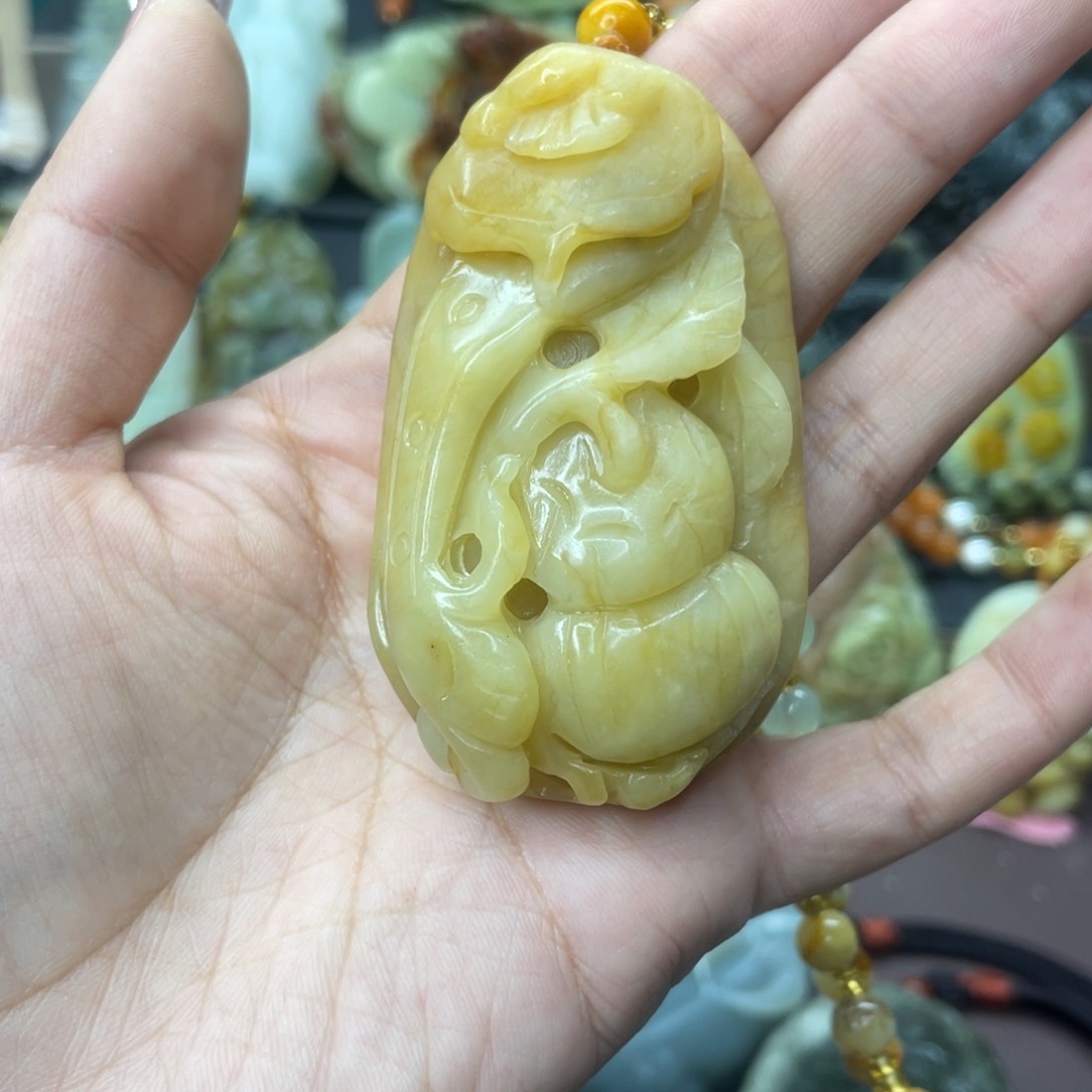 蛇纹石玉颈饰未镶嵌