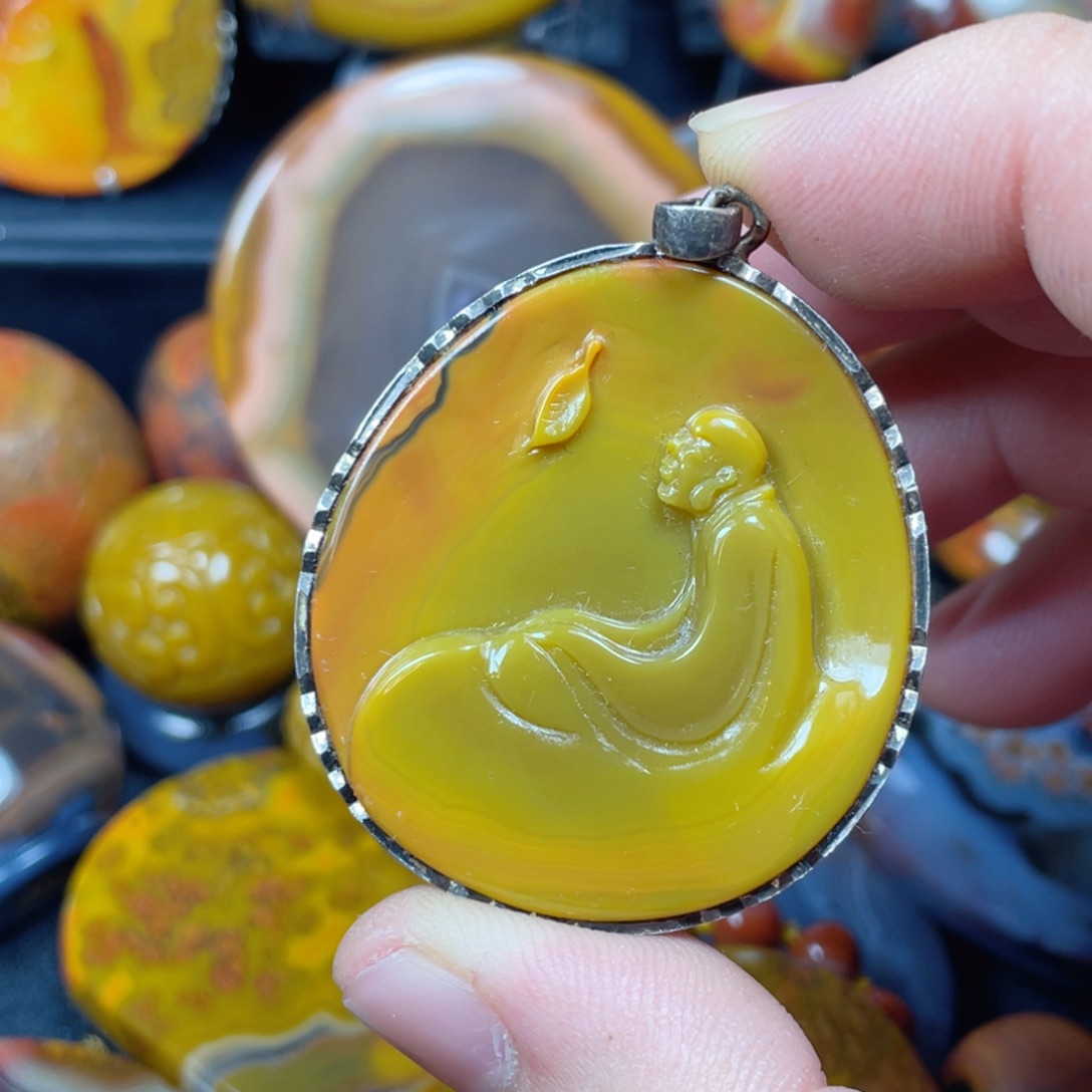 沧***田玛瑙/玉髓未镶嵌颈饰