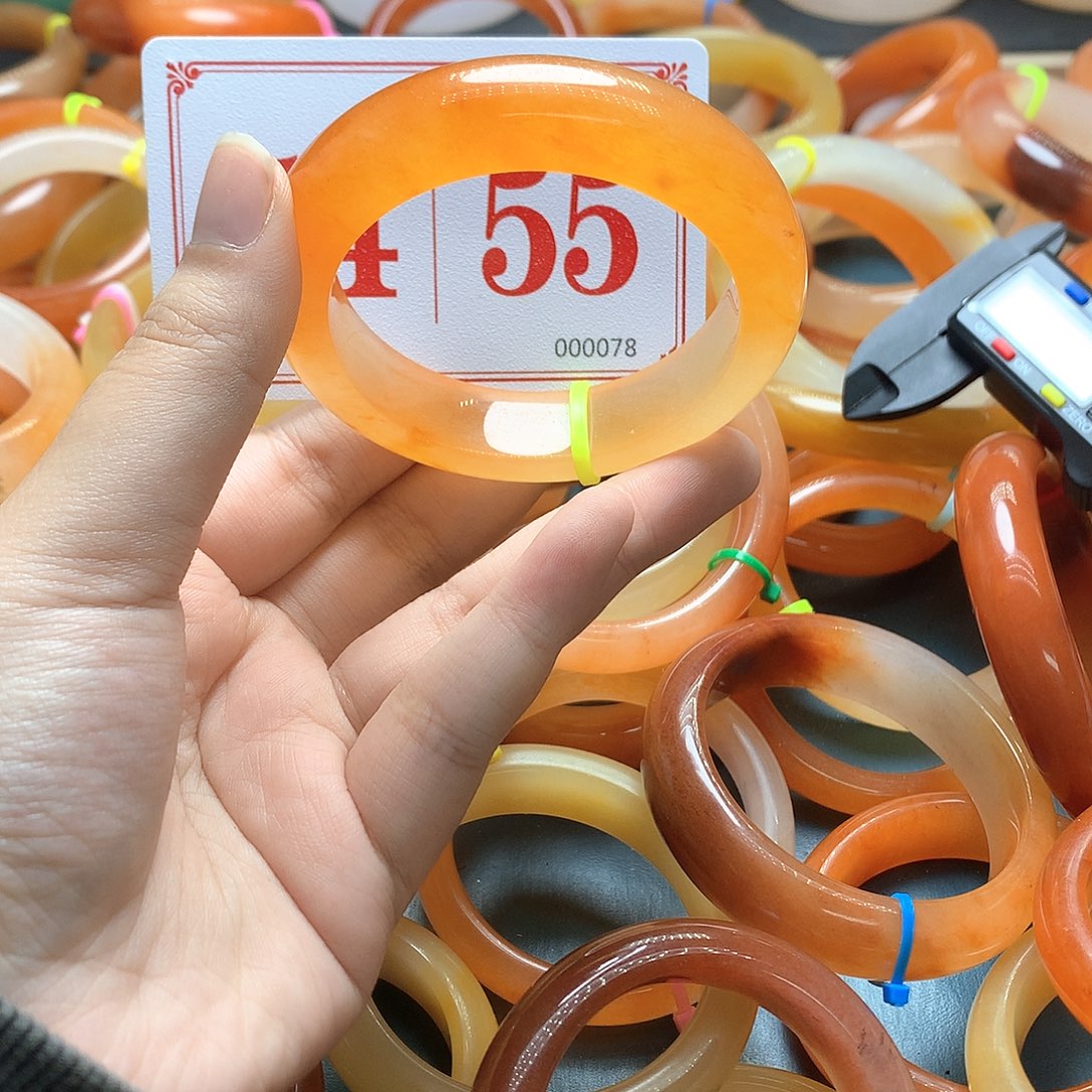 未镶嵌石英质玉（黄龙玉）手镯