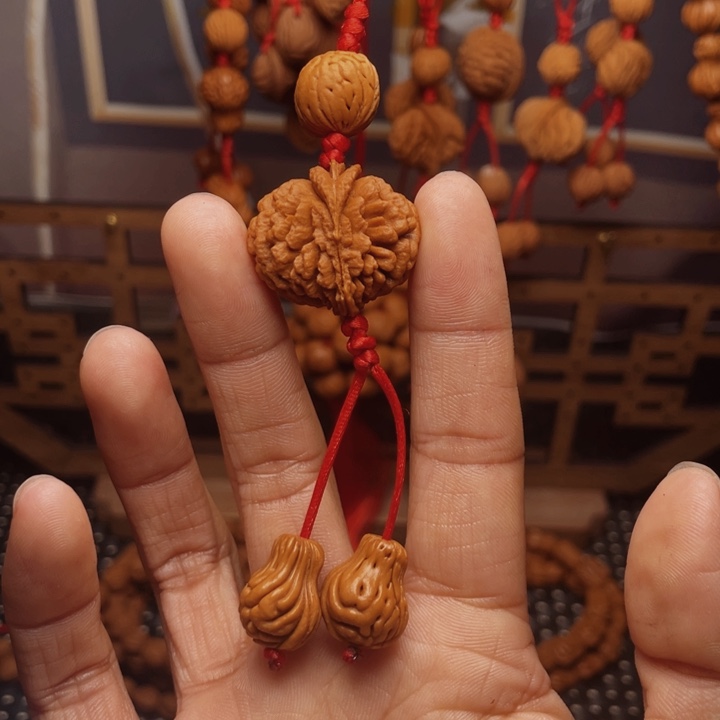 木质类龙纹桃枭挂件