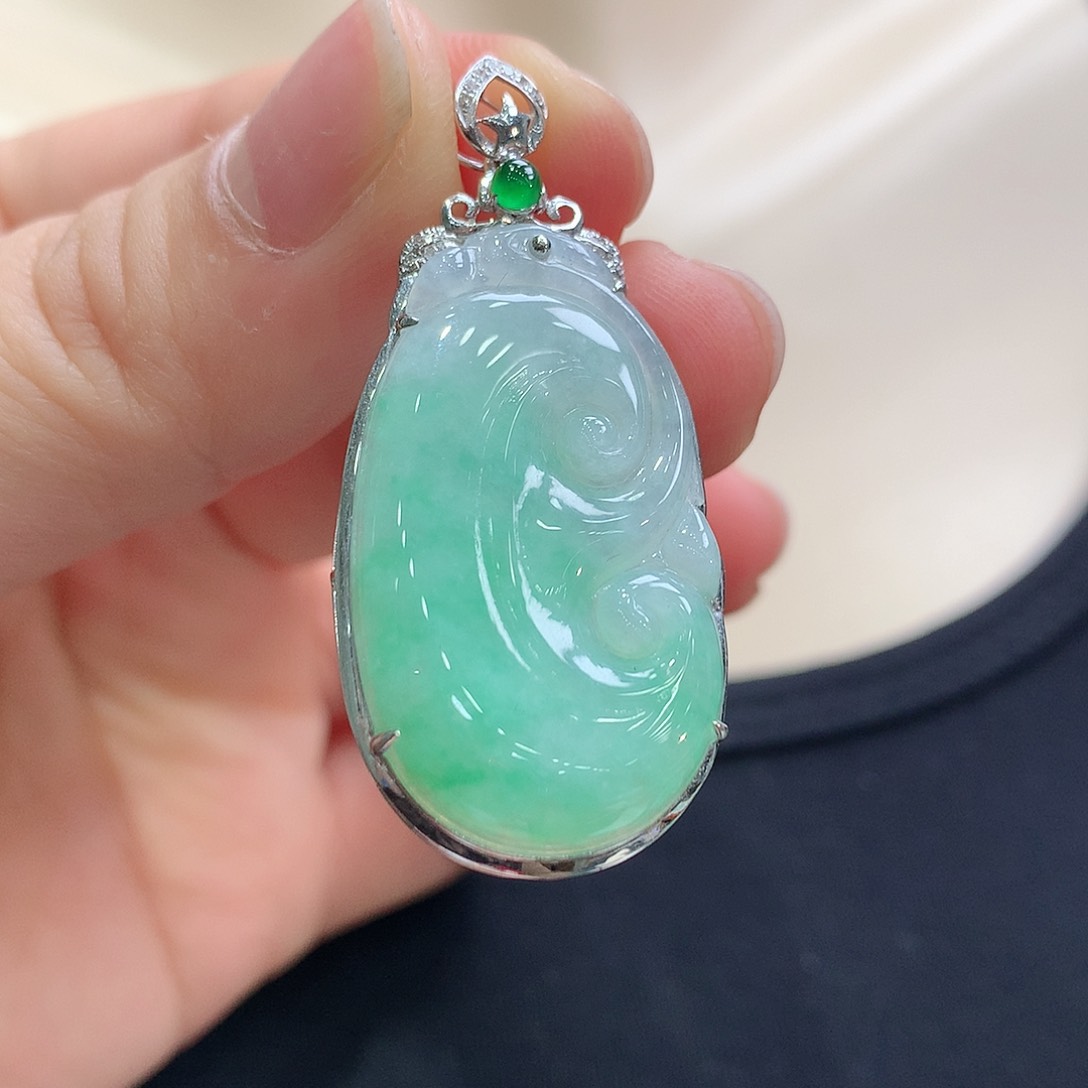 翡翠颈饰18K金镶嵌如意