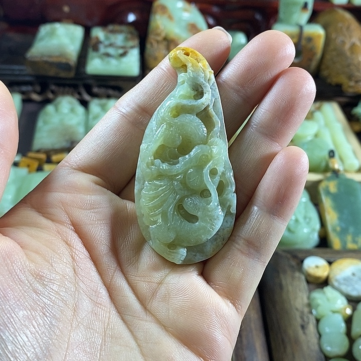 颈饰未镶嵌岫岩河磨玉（透闪石质玉）