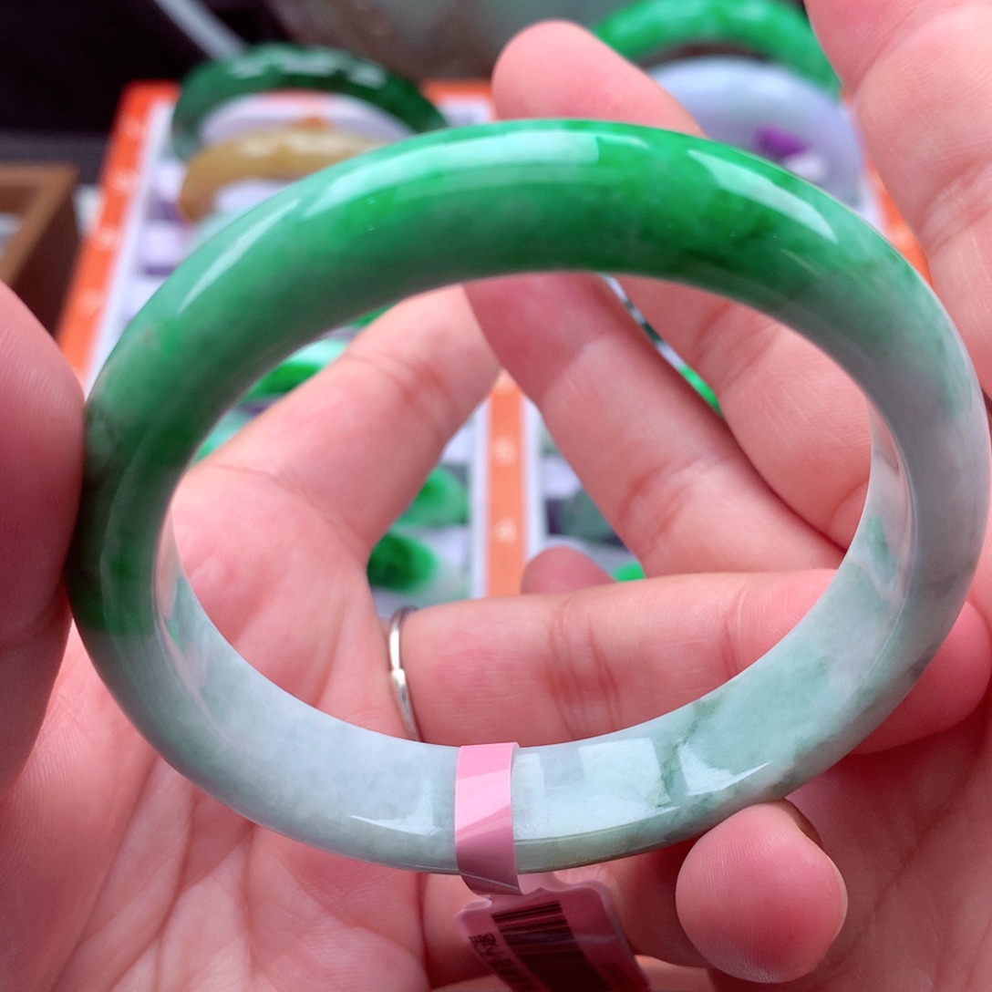 翡翠手镯未镶嵌翡翠