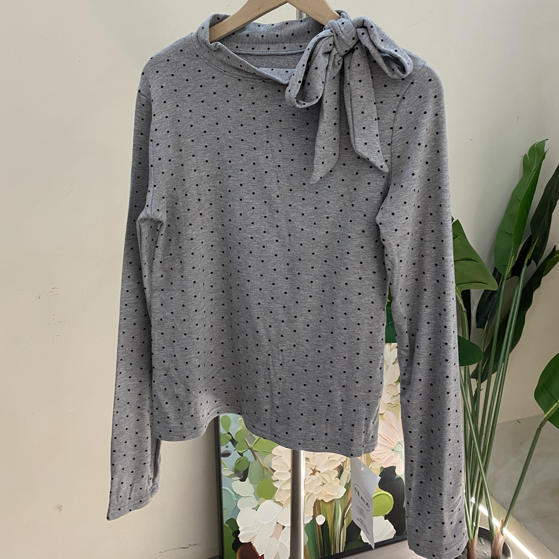 6881领口绑带波点上衣