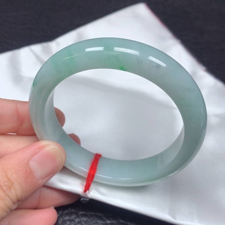 翡翠手镯未镶嵌。