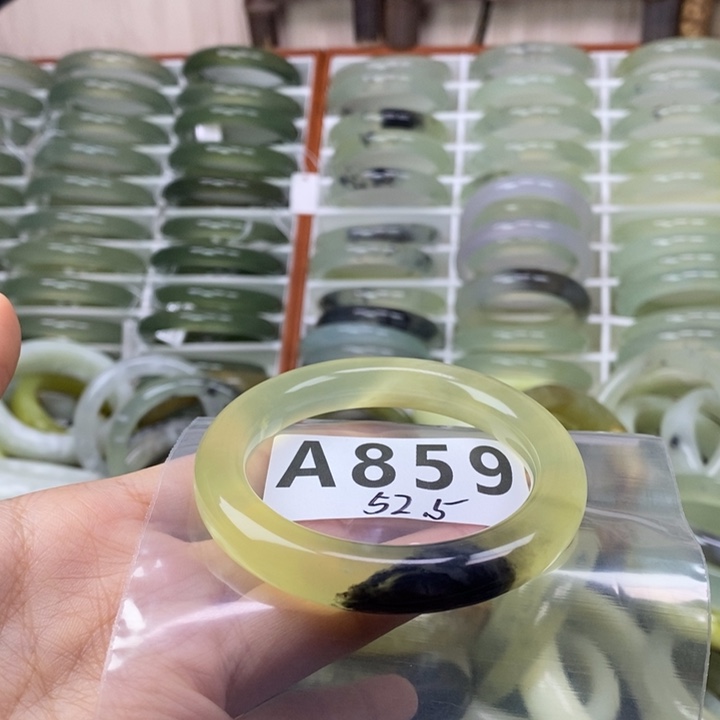 王***女蛇纹石玉未镶嵌手镯