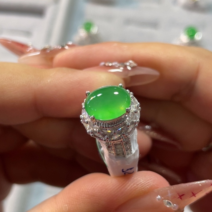 翡翠颈饰未镶嵌绿蛋面