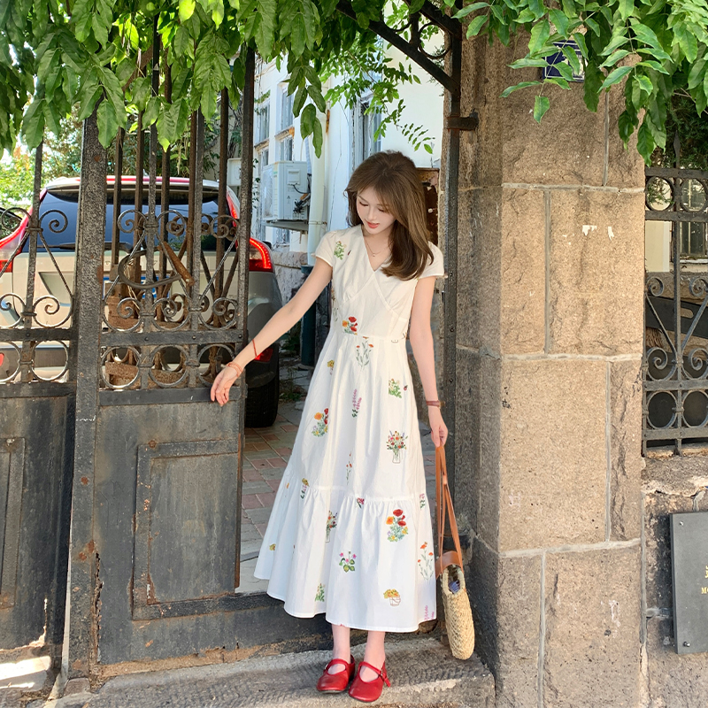 FUGUI RICH小个子刺绣连衣裙V领夏季碎花出游裙子法式甜美中长裙