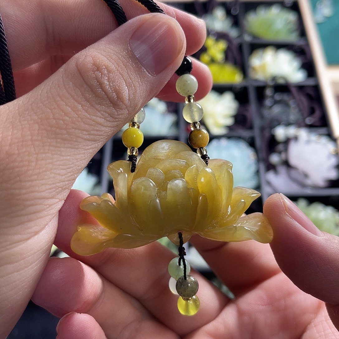 蛇纹石玉未镶嵌颈饰