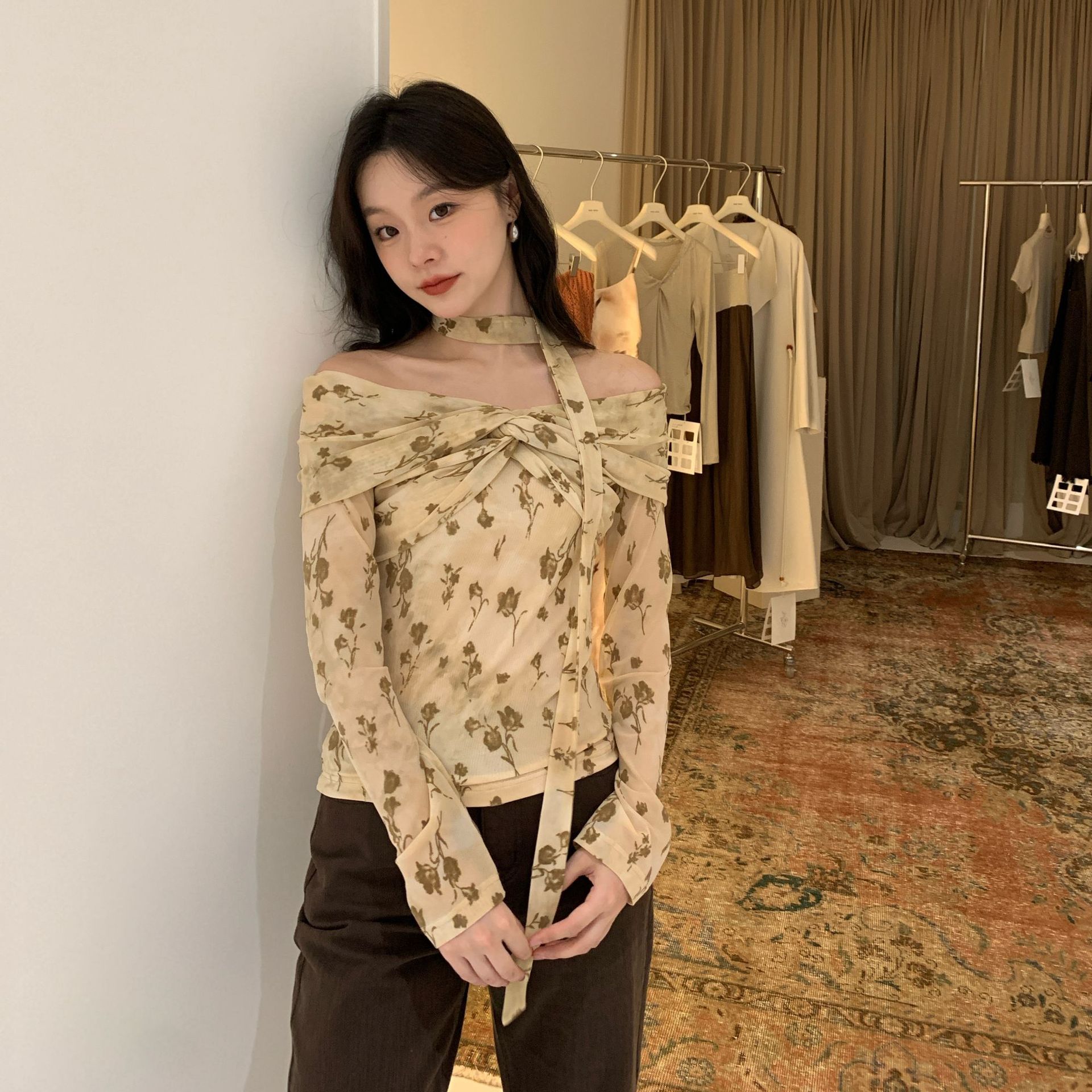 十三行早秋25秋法式气质复古茶系一字肩碎花修身衬衣女F6071