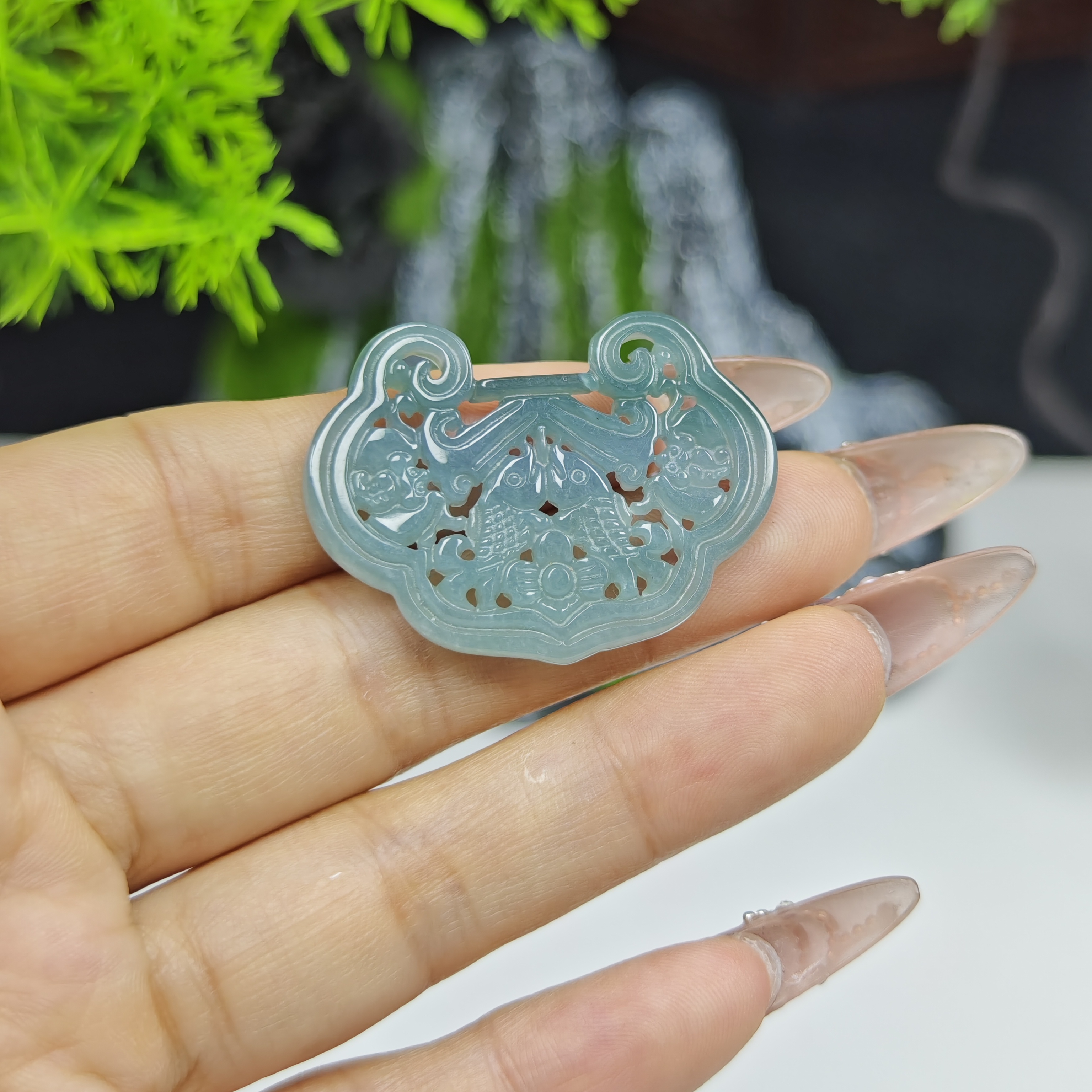 天然缅甸a货翡翠如意锁吊坠，尺寸37*22*3