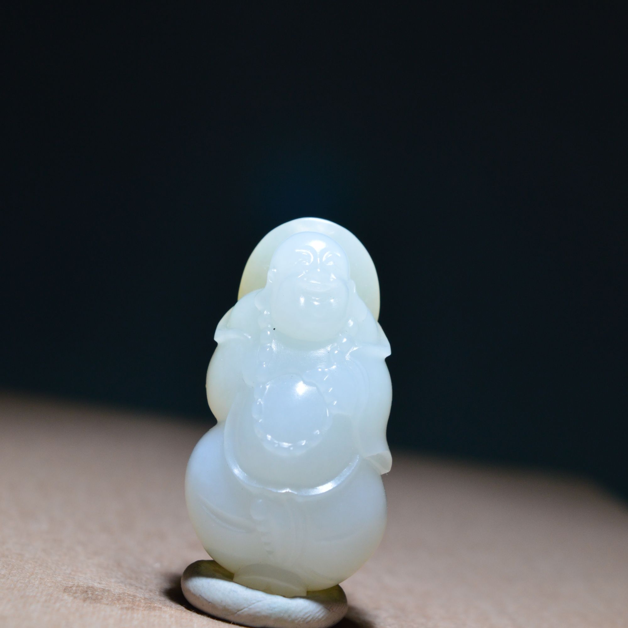 天然和田玉弥勒笑佛挂件玉质细腻温润