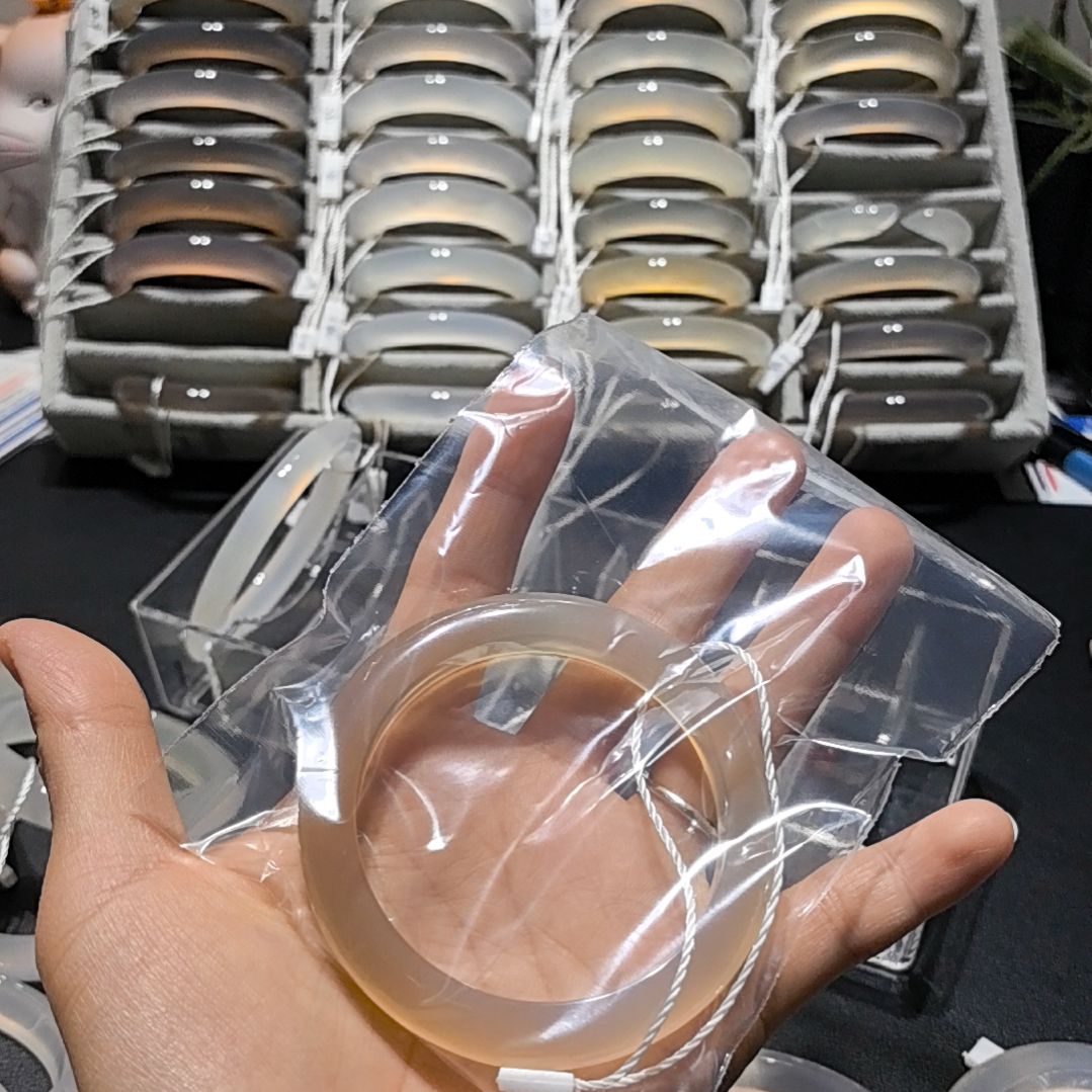 王***业玛瑙/玉髓未镶嵌手镯