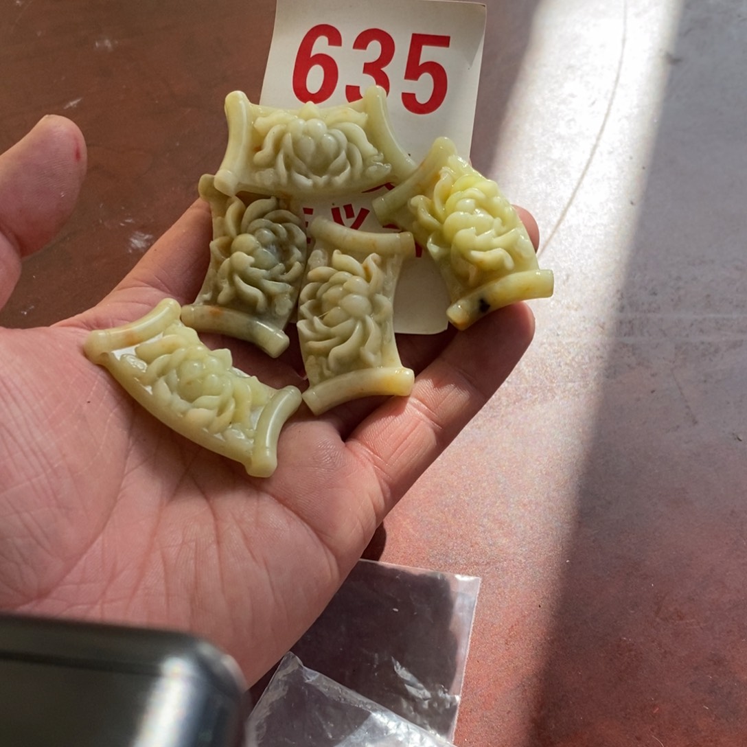 蛇纹石玉未镶嵌挂坠