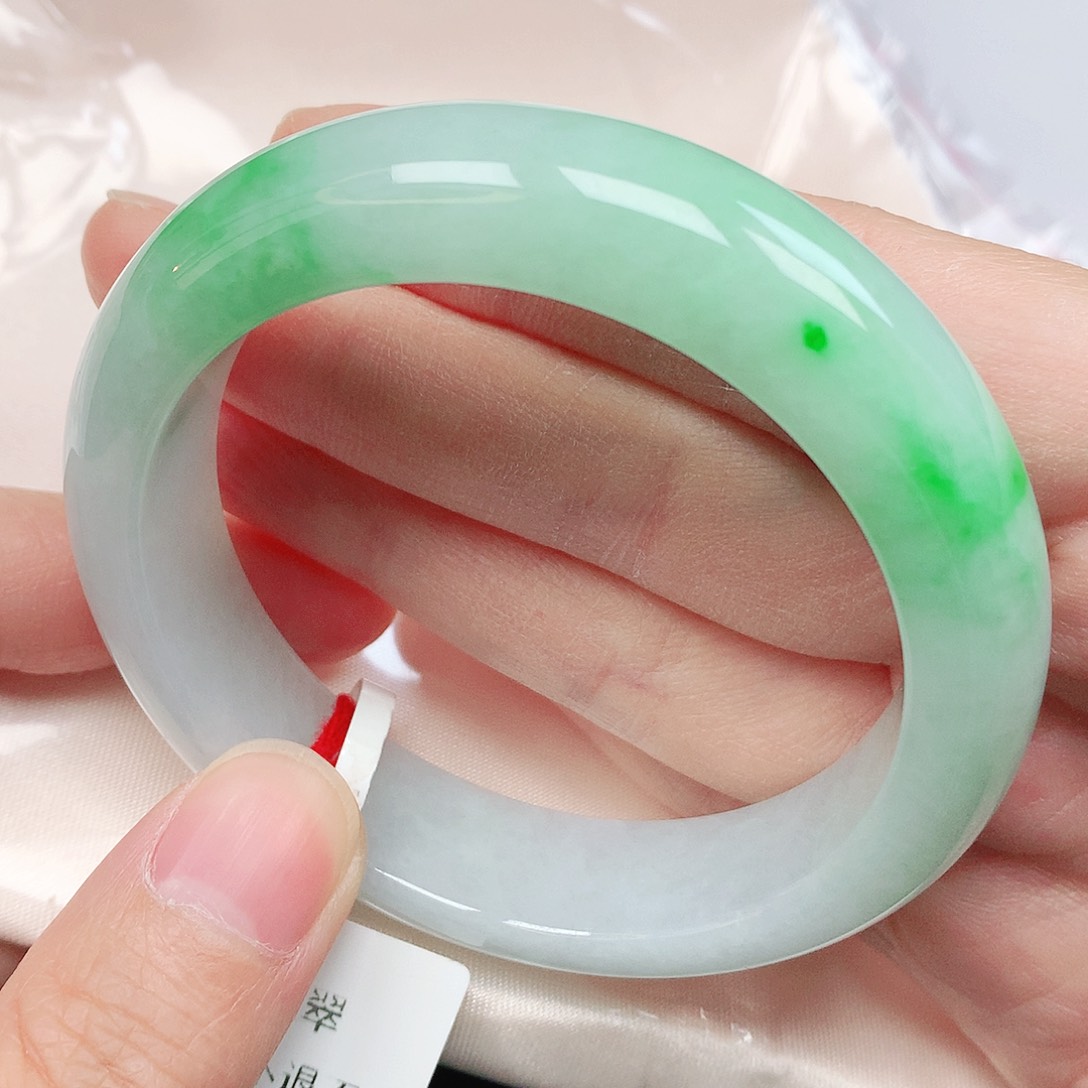 翡翠手镯未镶嵌抖音585