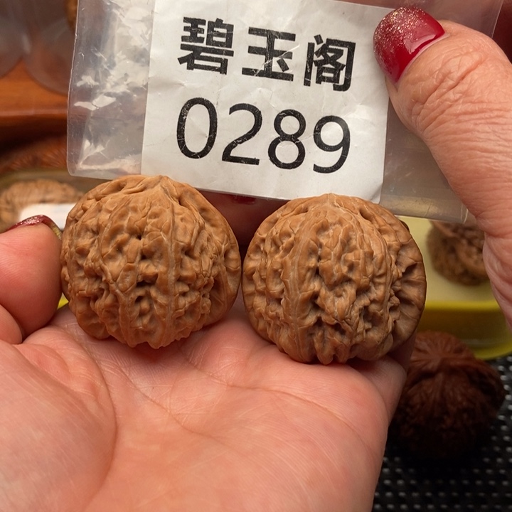 文玩核桃吊坠白狮子全品42