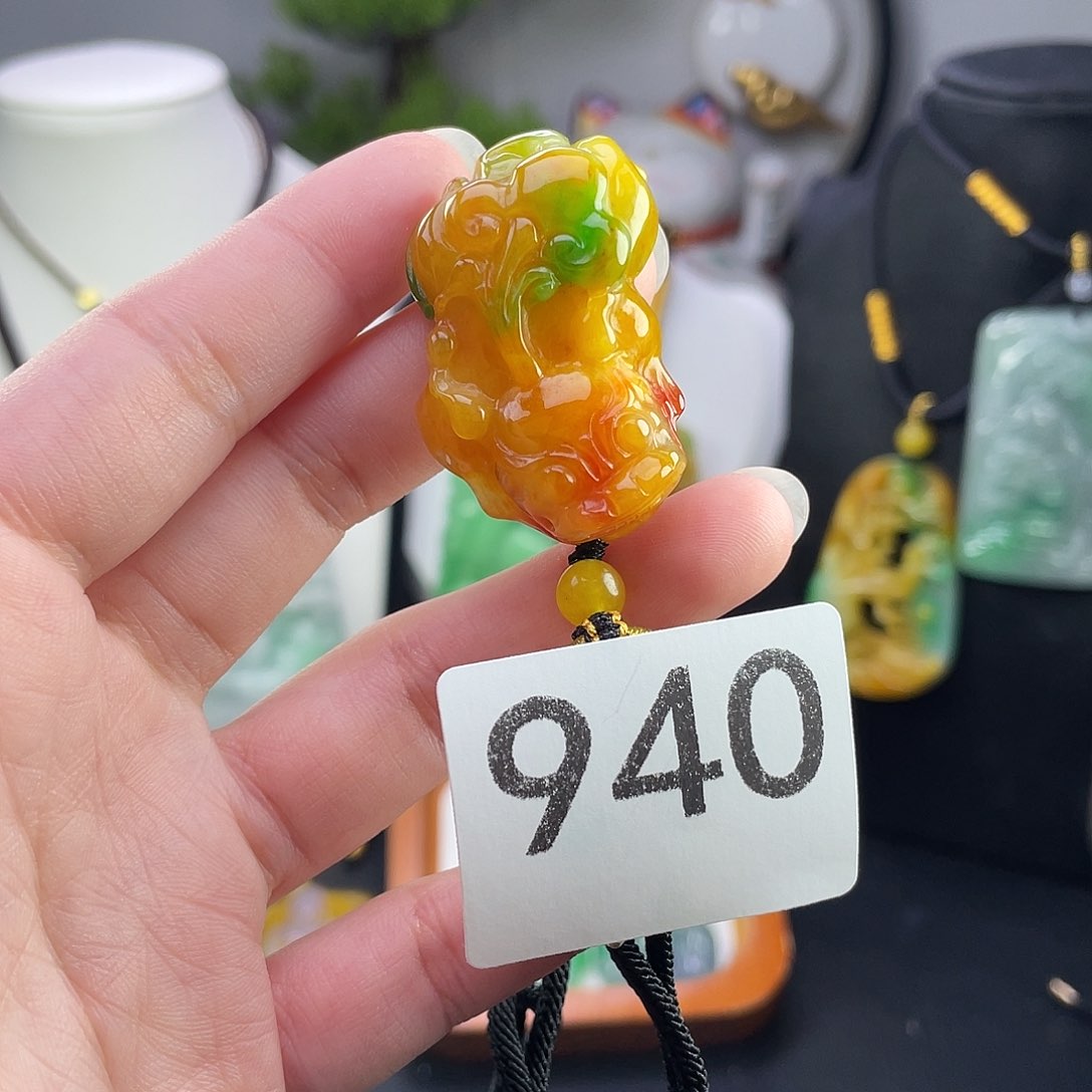 翡翠未镶嵌吊坠(赠链)