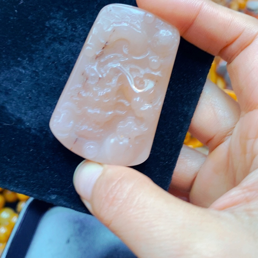 未镶嵌石英质玉（黄龙玉）颈饰