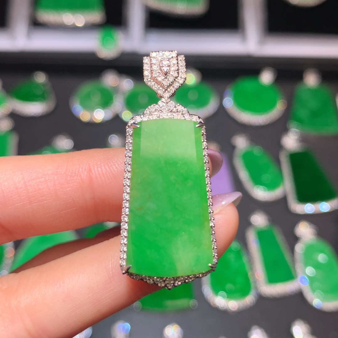 翡翠颈饰18K金镶嵌翡翠