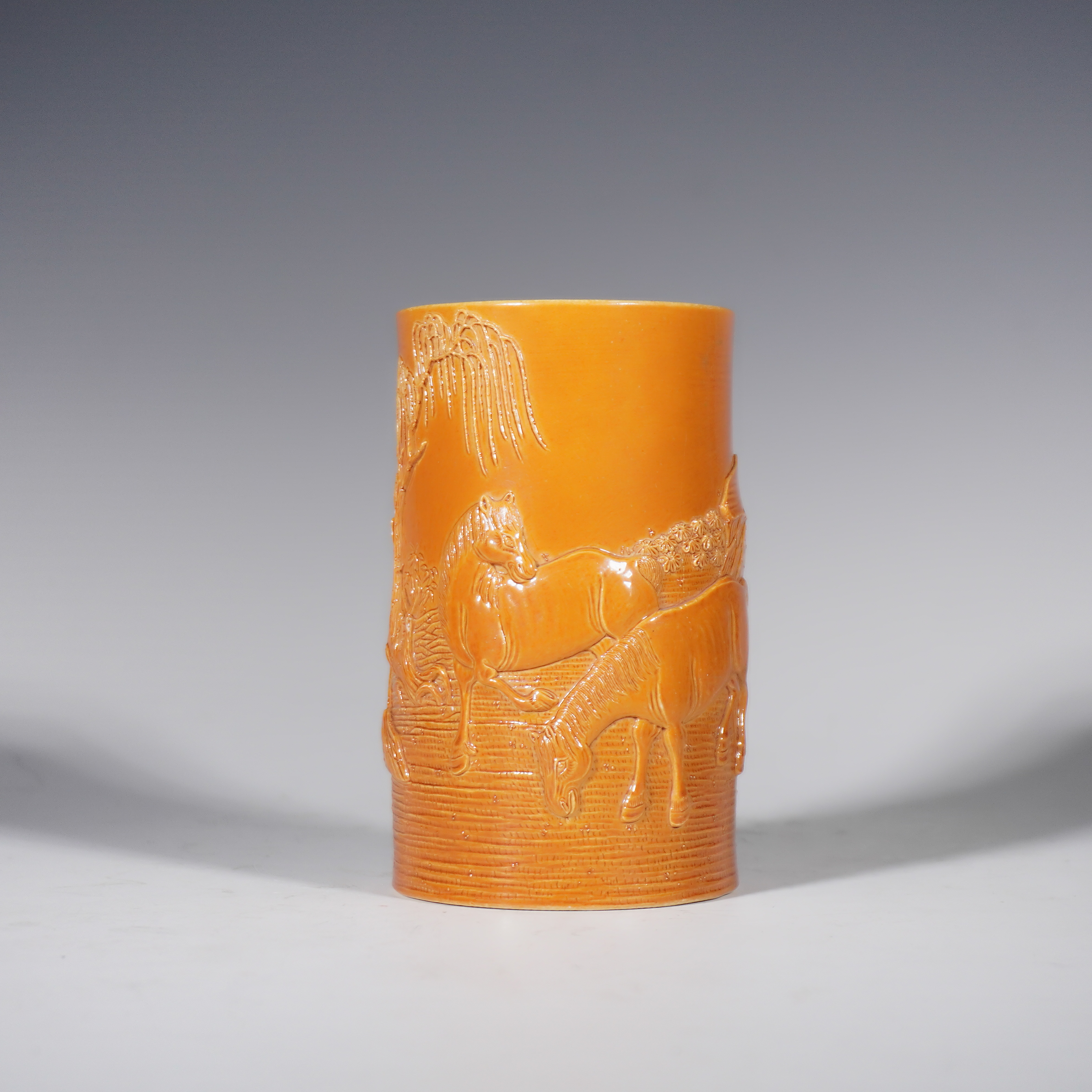 Lot 19719 清 黄釉堆刻柳荫双骏笔筒【古董拍卖】