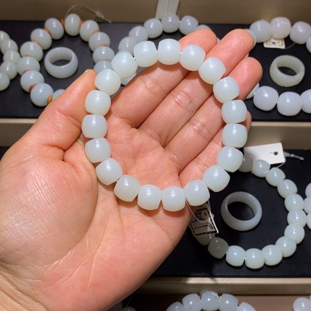 鸽***高和田玉未镶嵌手链