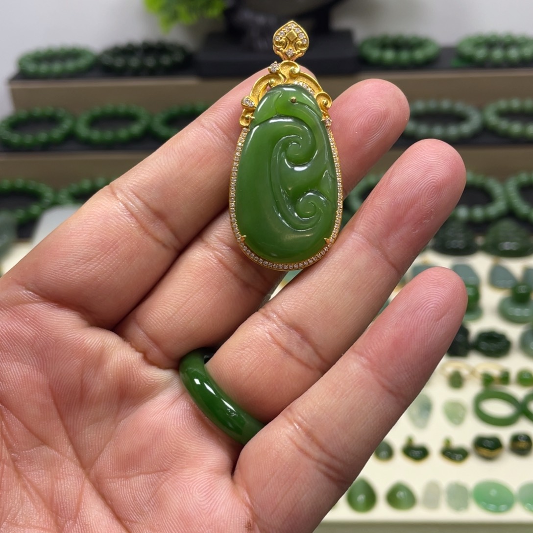 冰****和田玉（碧玉）18K金镶嵌颈饰