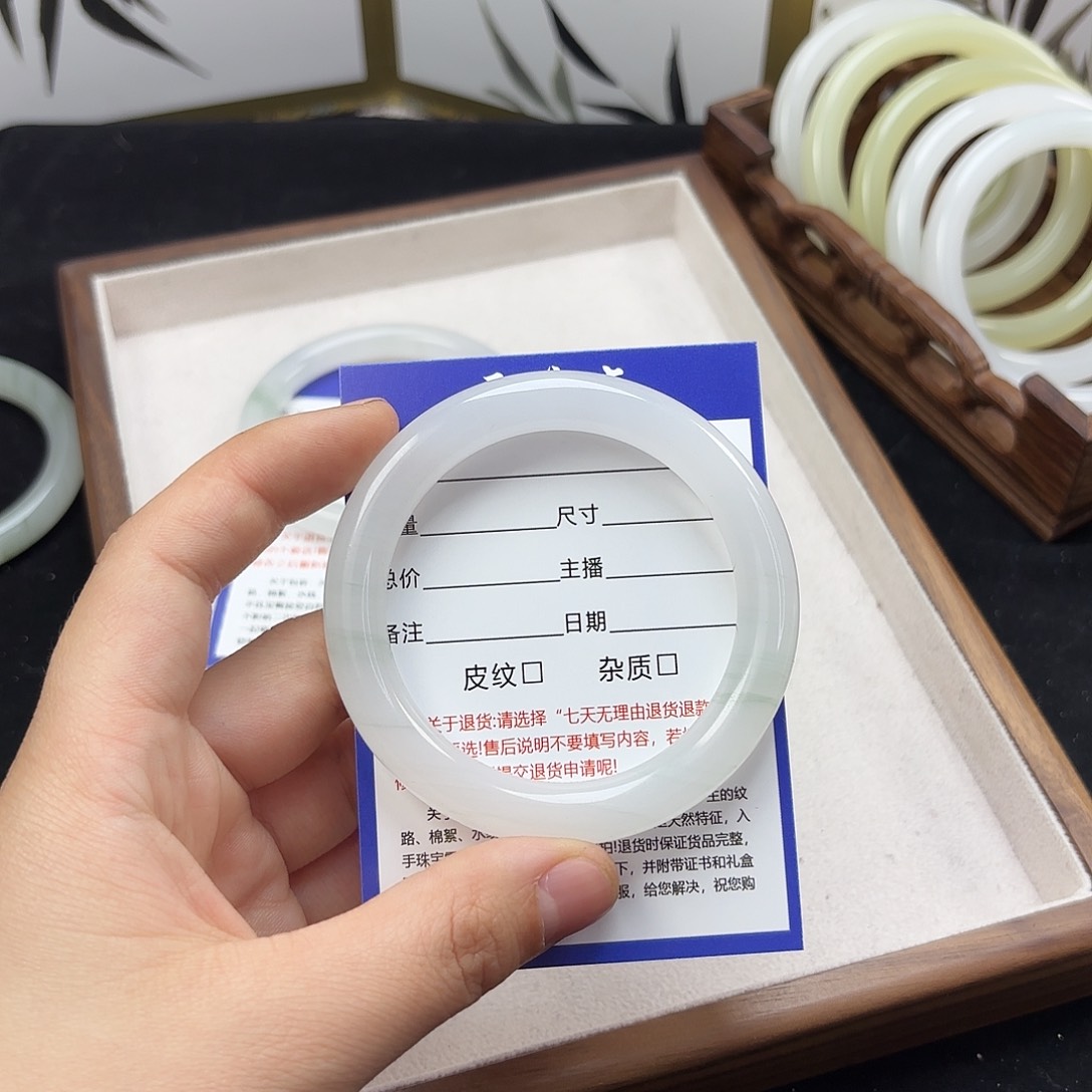 石英质玉手镯未镶嵌