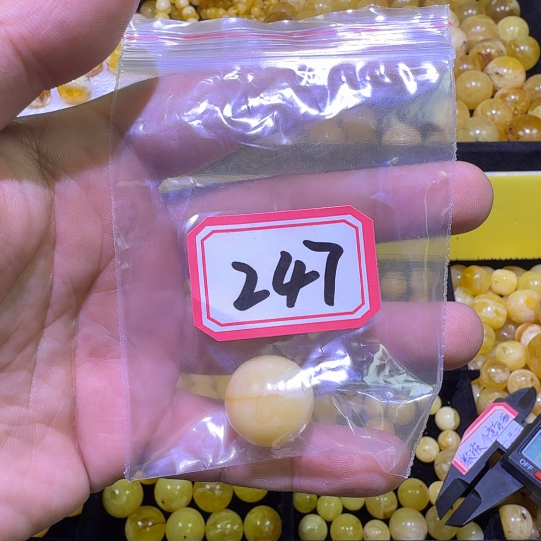 张***瑞蜜蜡未镶嵌珠宝奇石