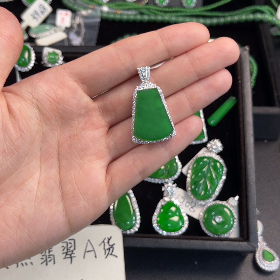 翡翠银S925镶嵌戒指无事牌吊坠