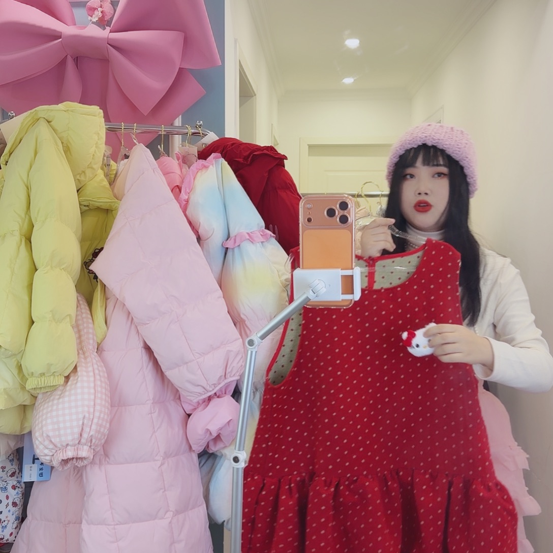 波点毛呢裙➕胸针好看