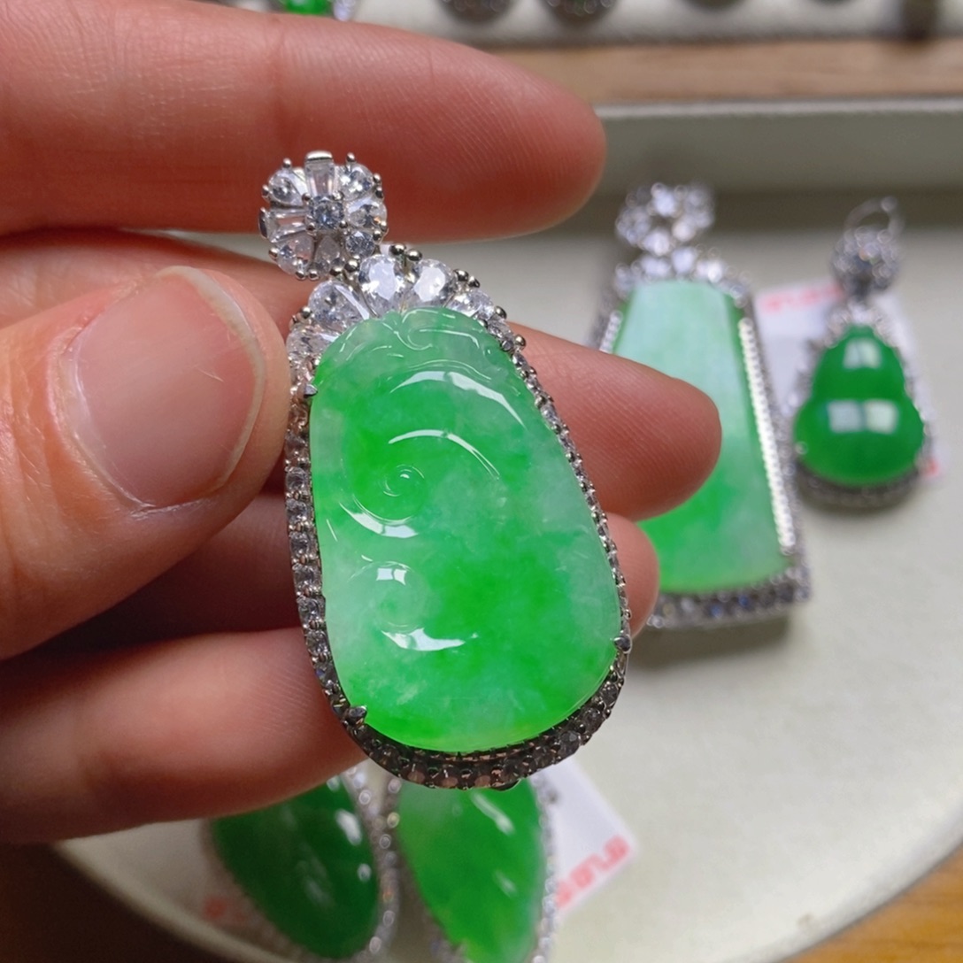 翡翠颈饰银S925镶嵌如意吊坠