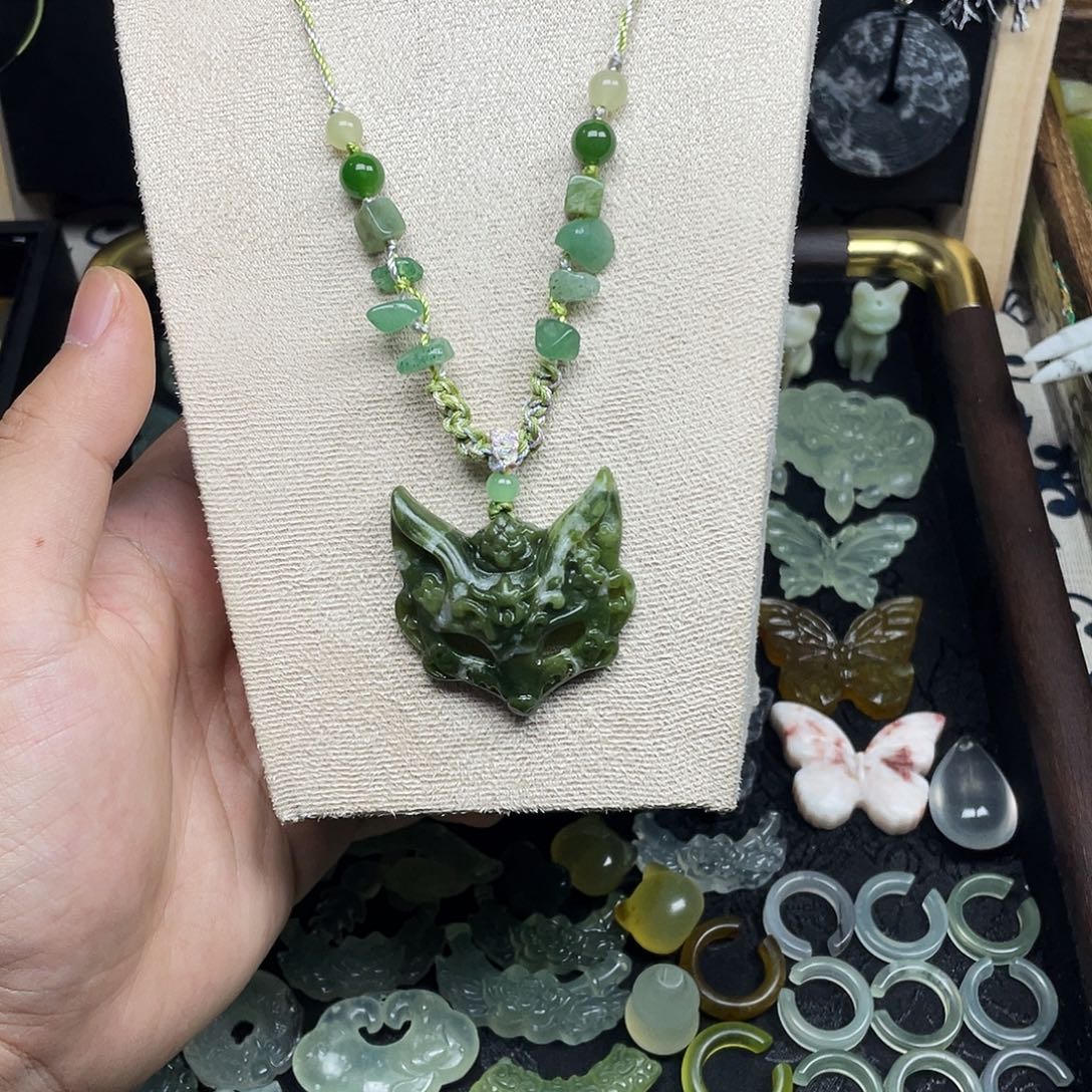 蛇纹石玉未镶嵌颈饰