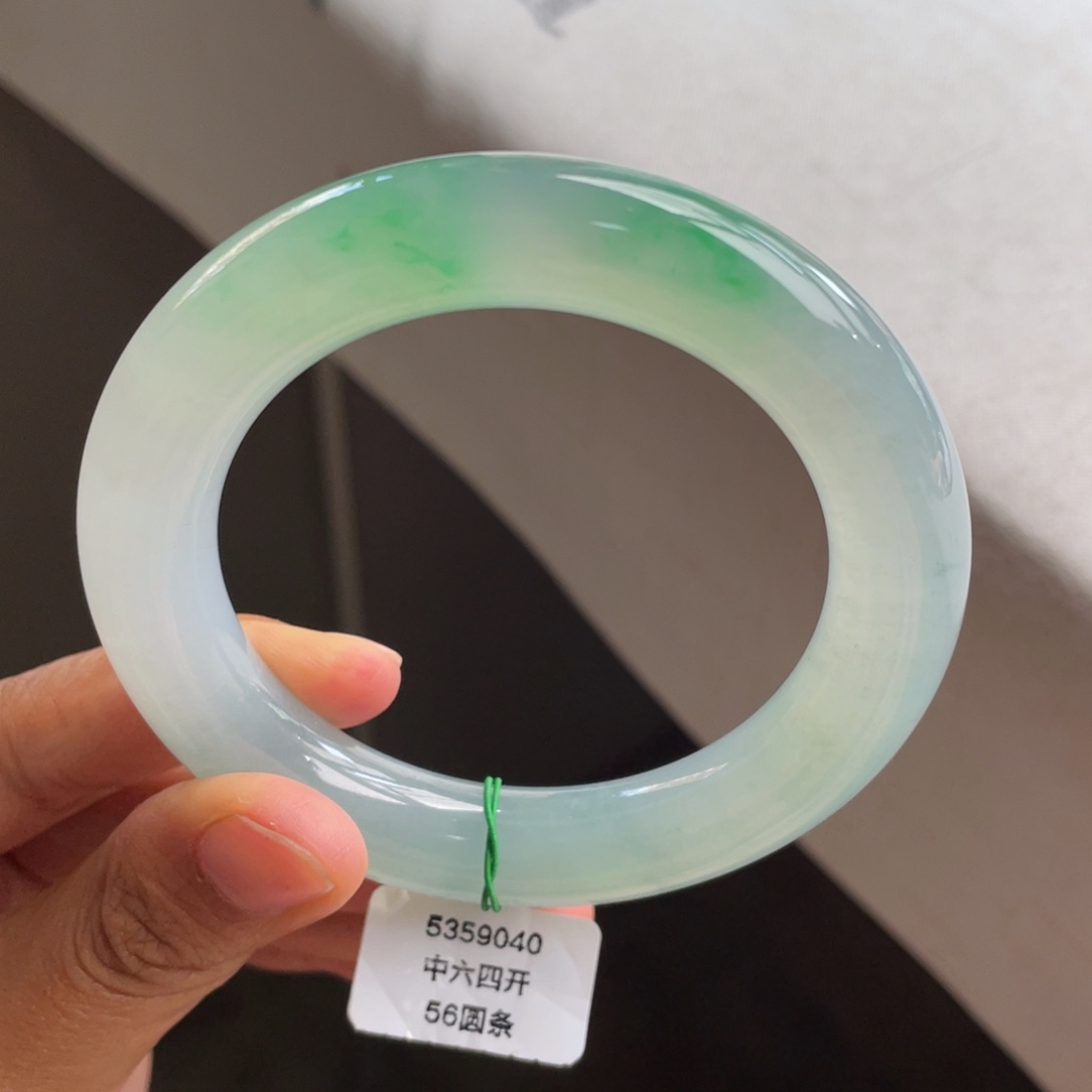 翡翠未镶嵌手镯冰胶飘金丝绿胖圆条（中六四开询价）