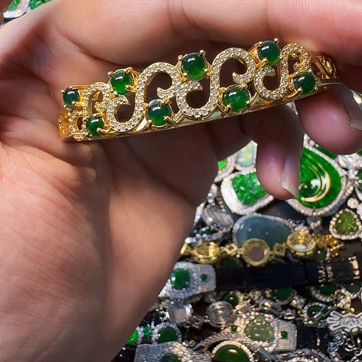 翡翠颈饰未镶嵌天然A货翡翠放漏