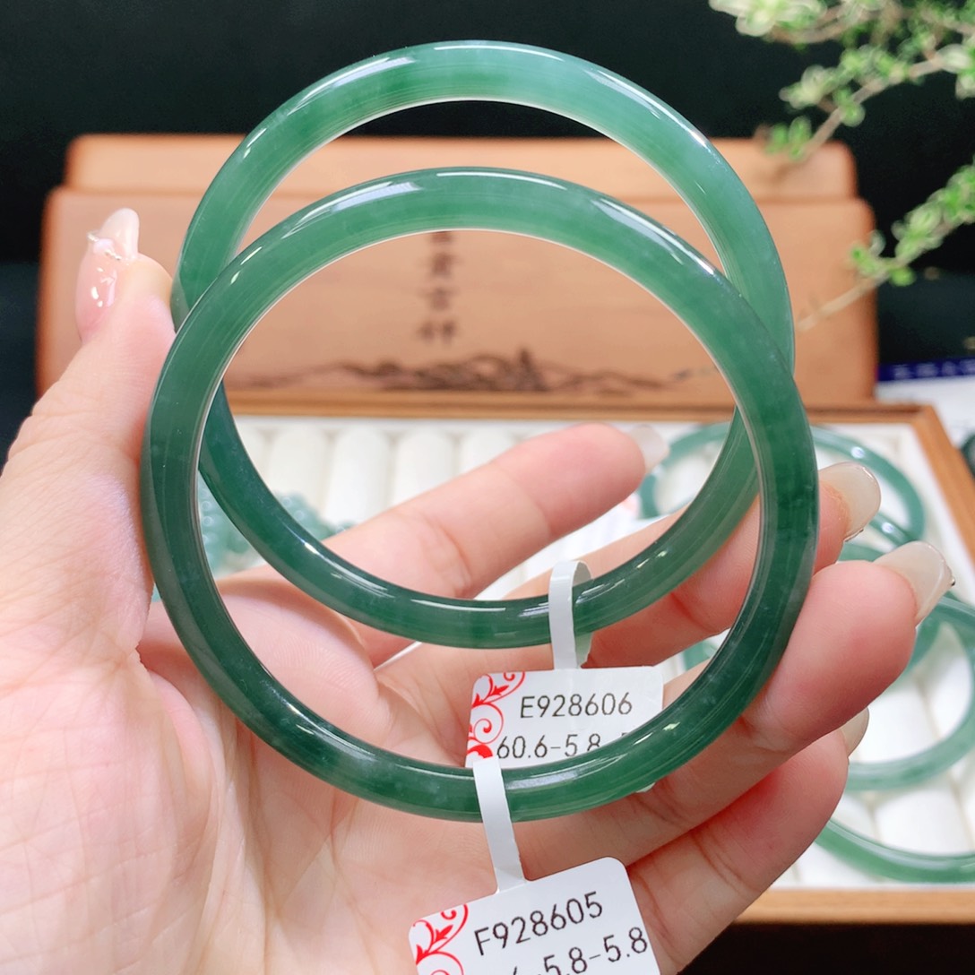 翡翠手镯未镶嵌天然